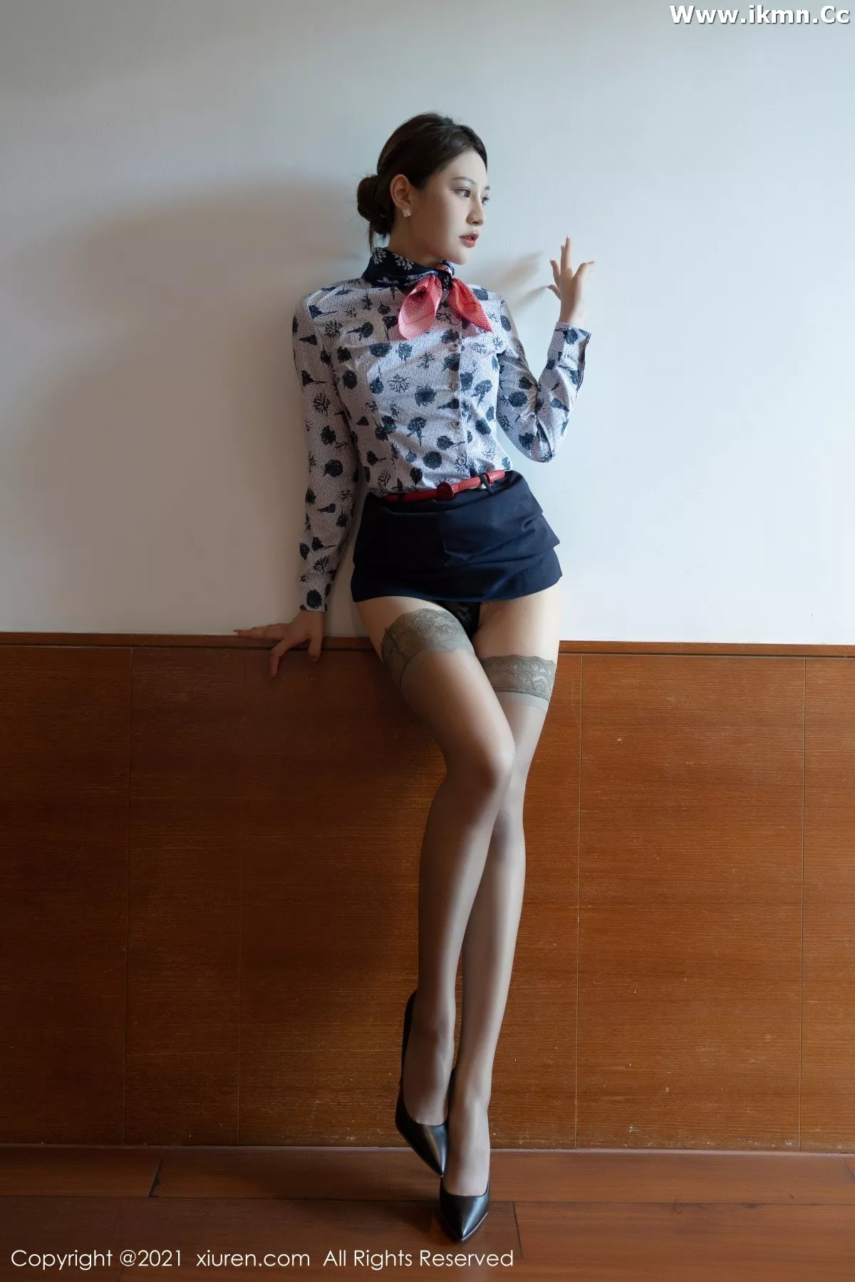 2kmn.vip_[XiuRen秀人网]No.3914_模特张欣欣深圳旅拍私房典雅空乘制服半脱露完美身材诱惑写真70P