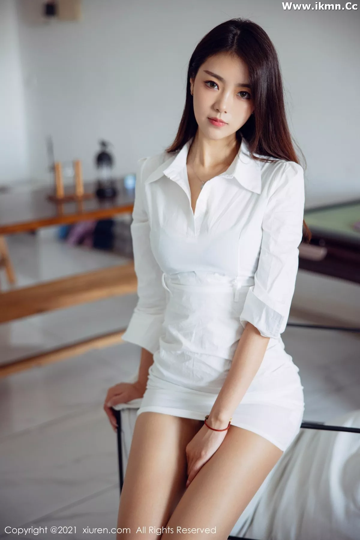 2kmn.vip_[XiuRen秀人网]No.4073_模特可乐Vicky长三角旅拍纯白服饰配超薄肉丝裤袜撩人诱惑写真61P