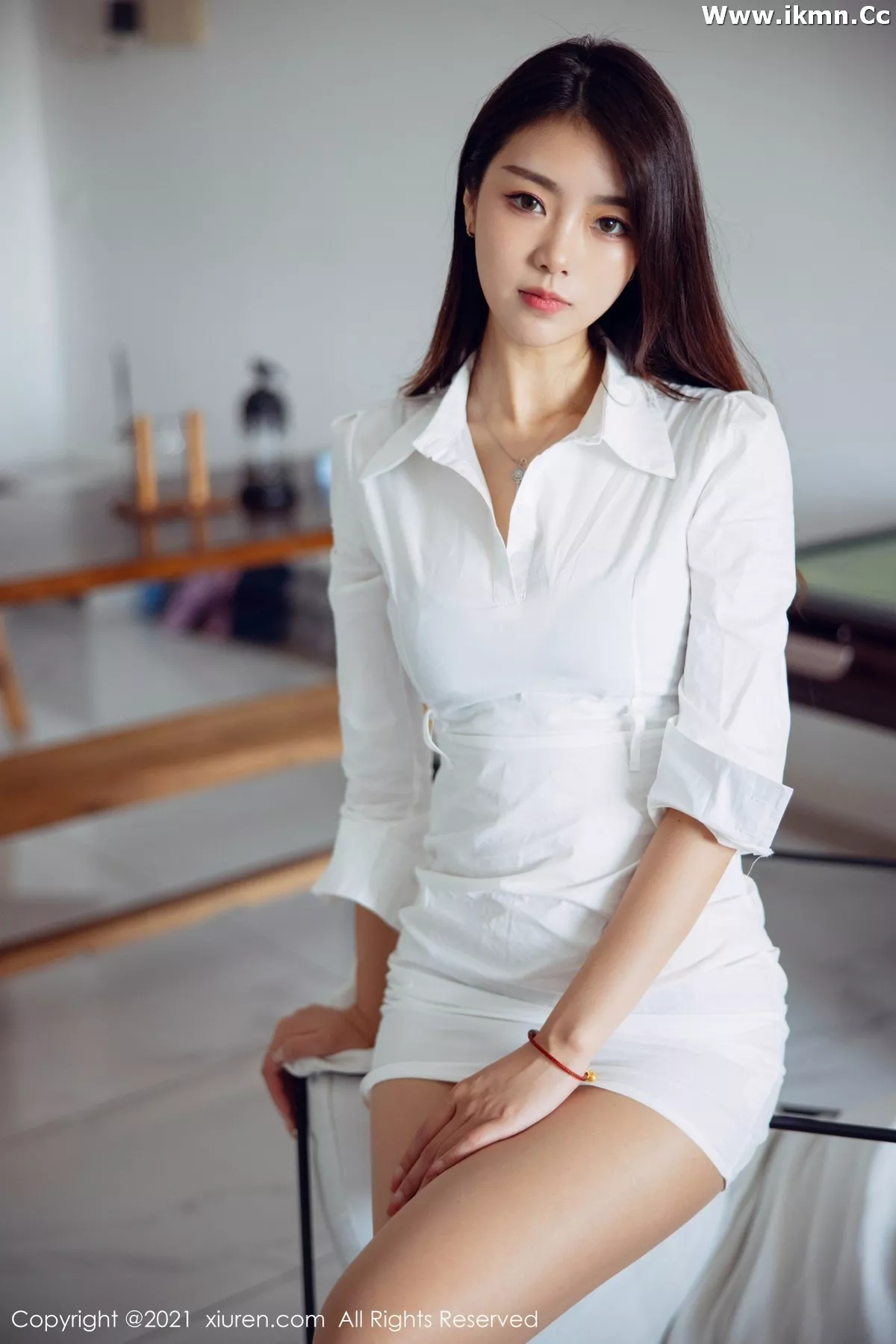 2kmn.vip_[XiuRen秀人网]No.4073_模特可乐Vicky长三角旅拍纯白服饰配超薄肉丝裤袜撩人诱惑写真61P