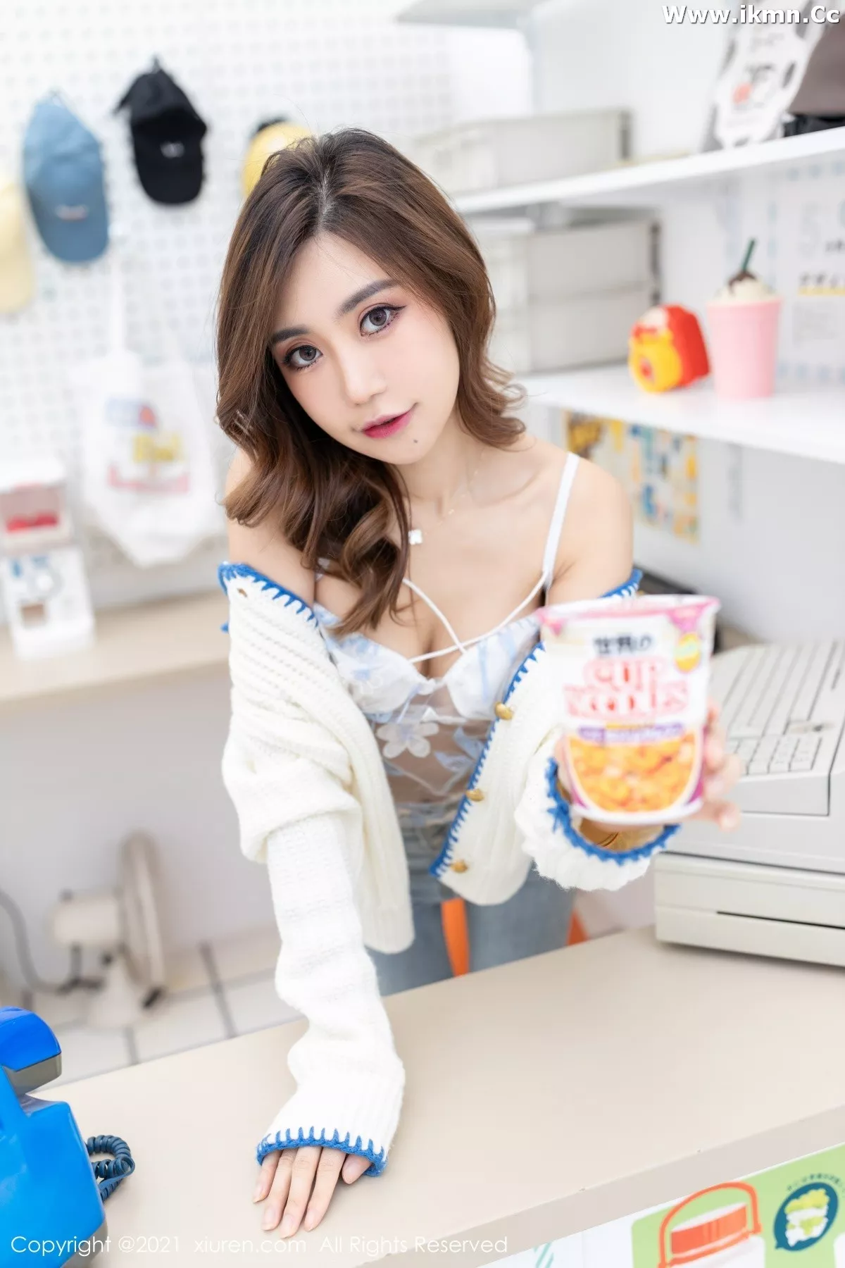 2kmn.vip_[XiuRen秀人网]No.4257_女神绮里嘉ula超市场景主题脱牛仔裤露薄透服饰撩人诱惑写真56P