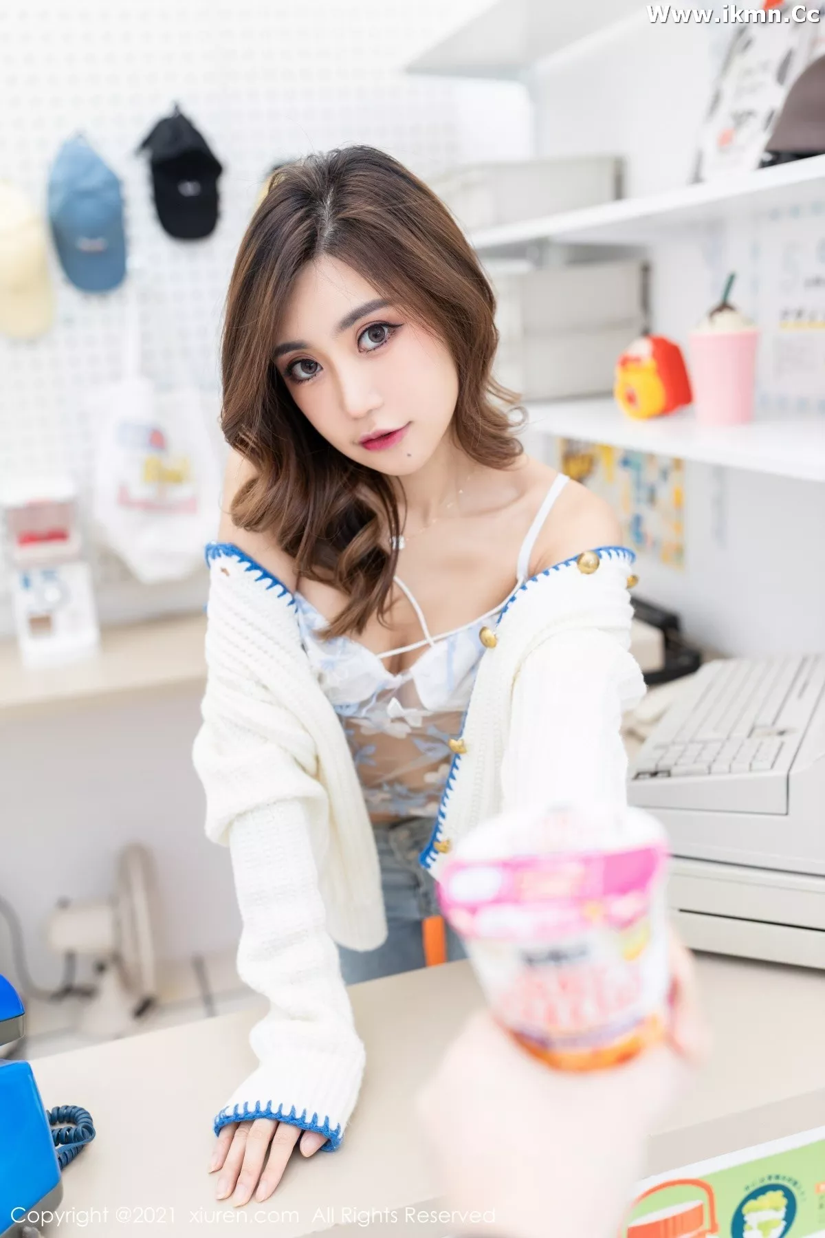 2kmn.vip_[XiuRen秀人网]No.4257_女神绮里嘉ula超市场景主题脱牛仔裤露薄透服饰撩人诱惑写真56P