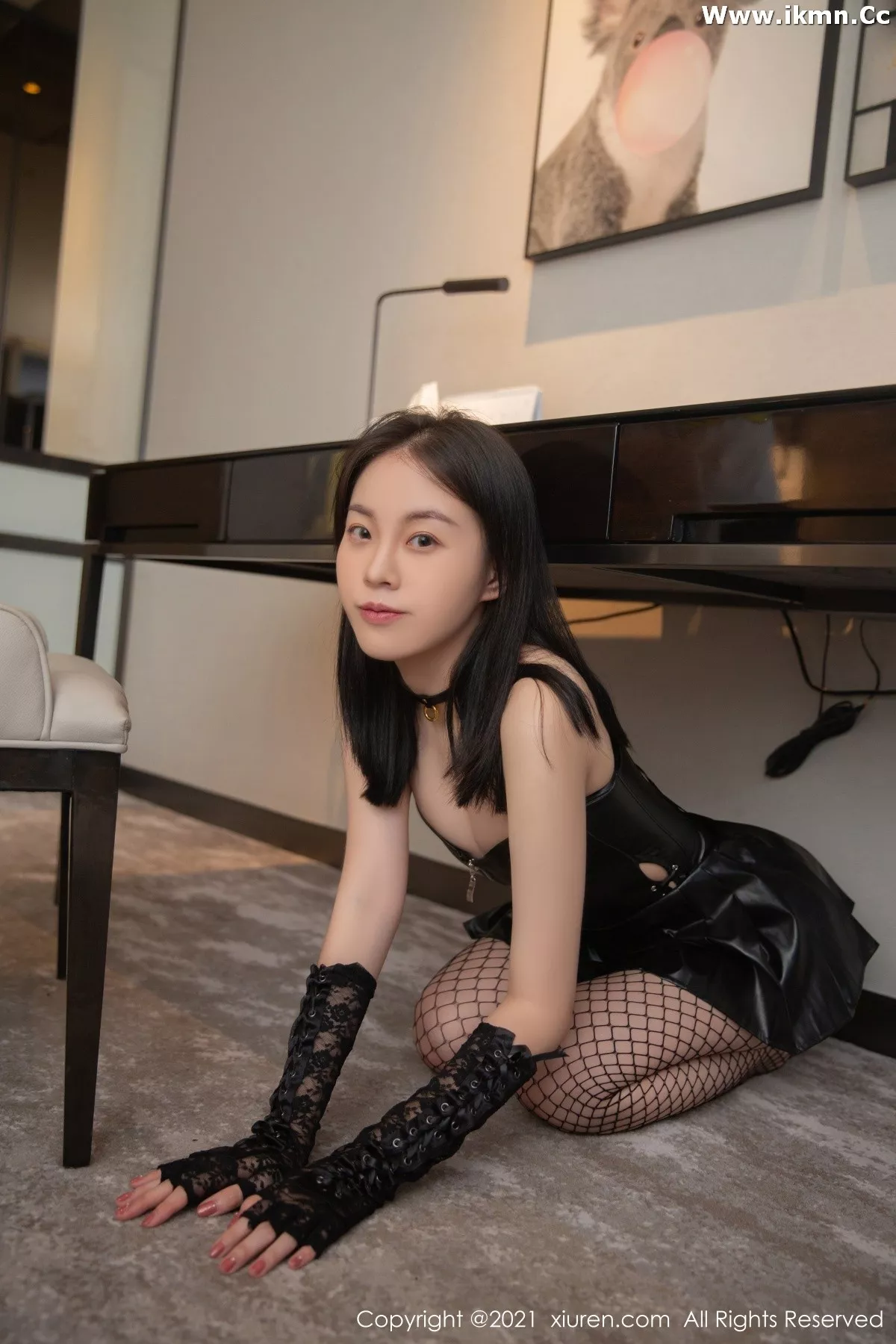 2kmn.vip_[XiuRen秀人网]No.4256_模特一颗甜蛋黄a私房性感黑色皮裙配黑丝渔网情趣调教诱惑写真67P