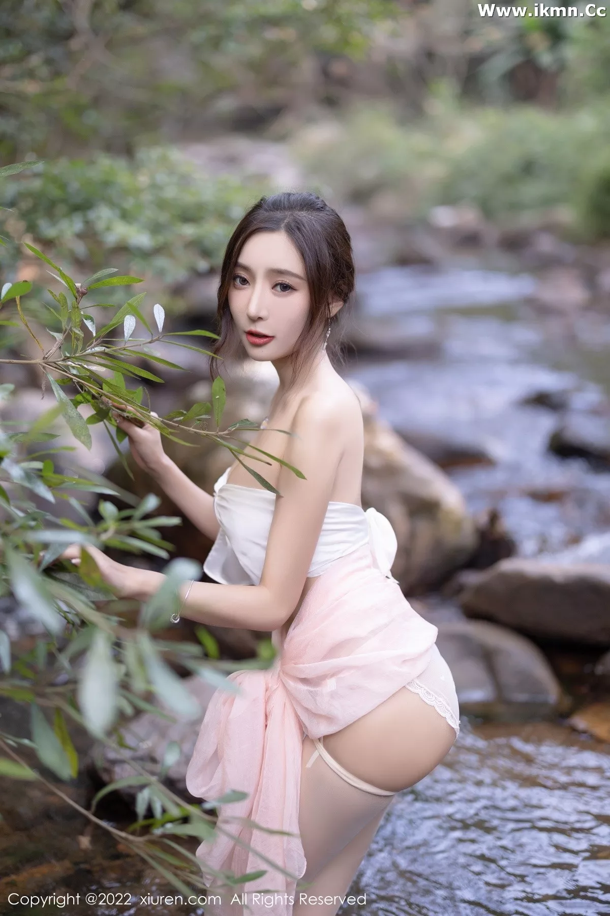 2kmn.vip_[XiuRen秀人网]No.4511_女神王馨瑶yanni户外小溪边淡色轻透服饰露火辣身材诱惑写真61P