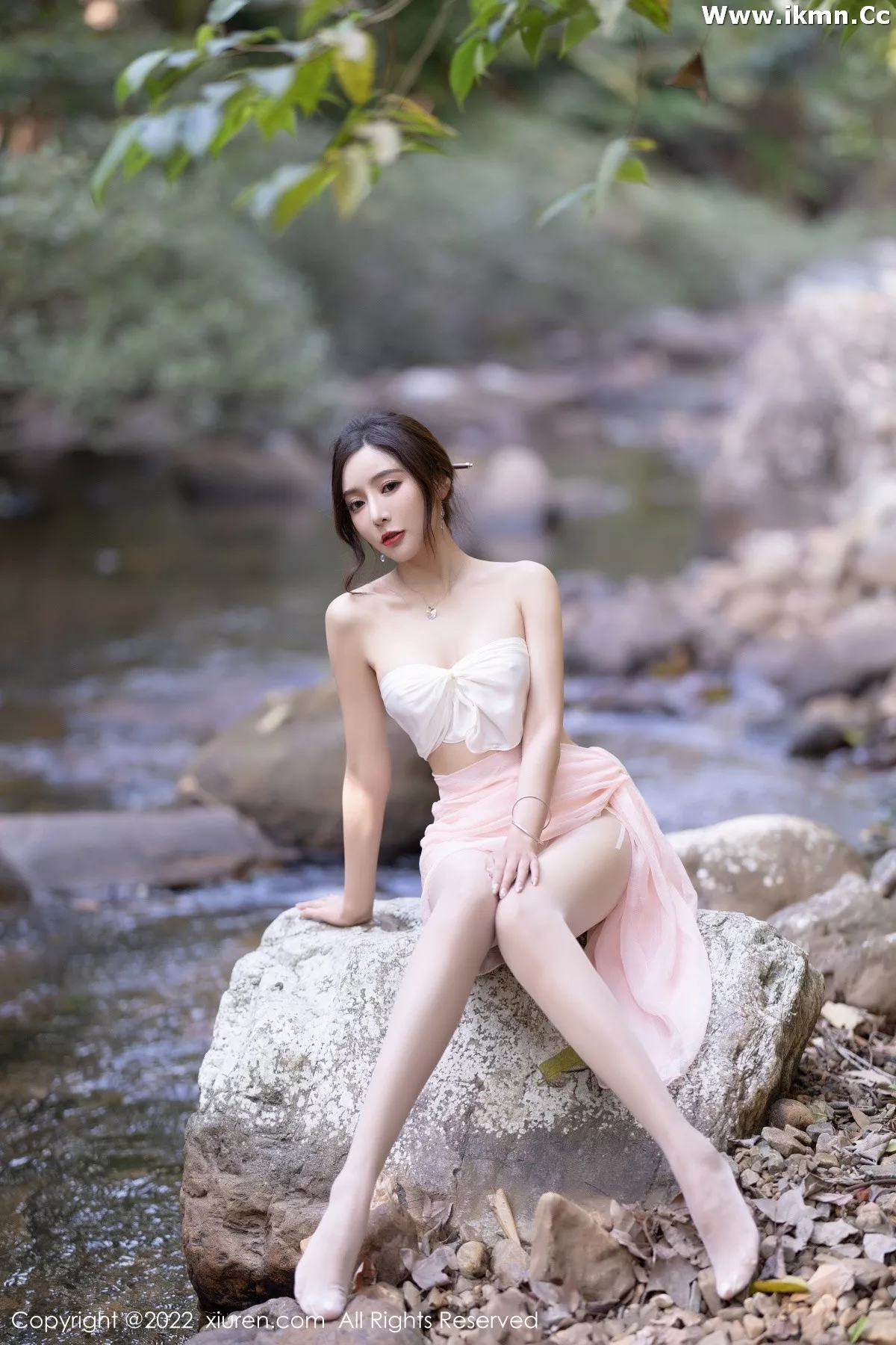 2kmn.vip_[XiuRen秀人网]No.4511_女神王馨瑶yanni户外小溪边淡色轻透服饰露火辣身材诱惑写真61P