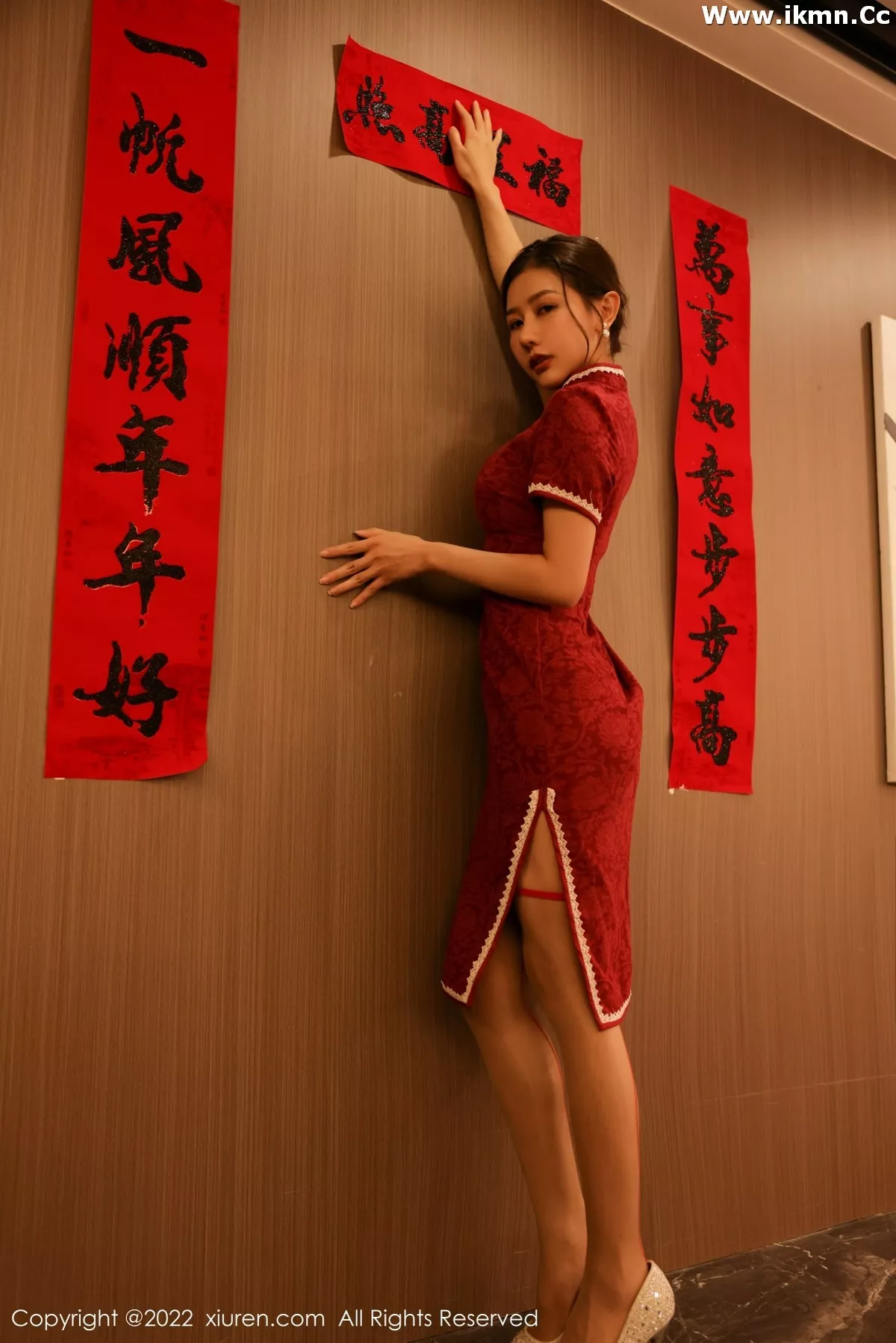 2kmn.vip_[XiuRen秀人网]No.4508_模特尹甜甜新年主题红色韵味旗袍半脱露豪乳遮点极致诱惑写真50P