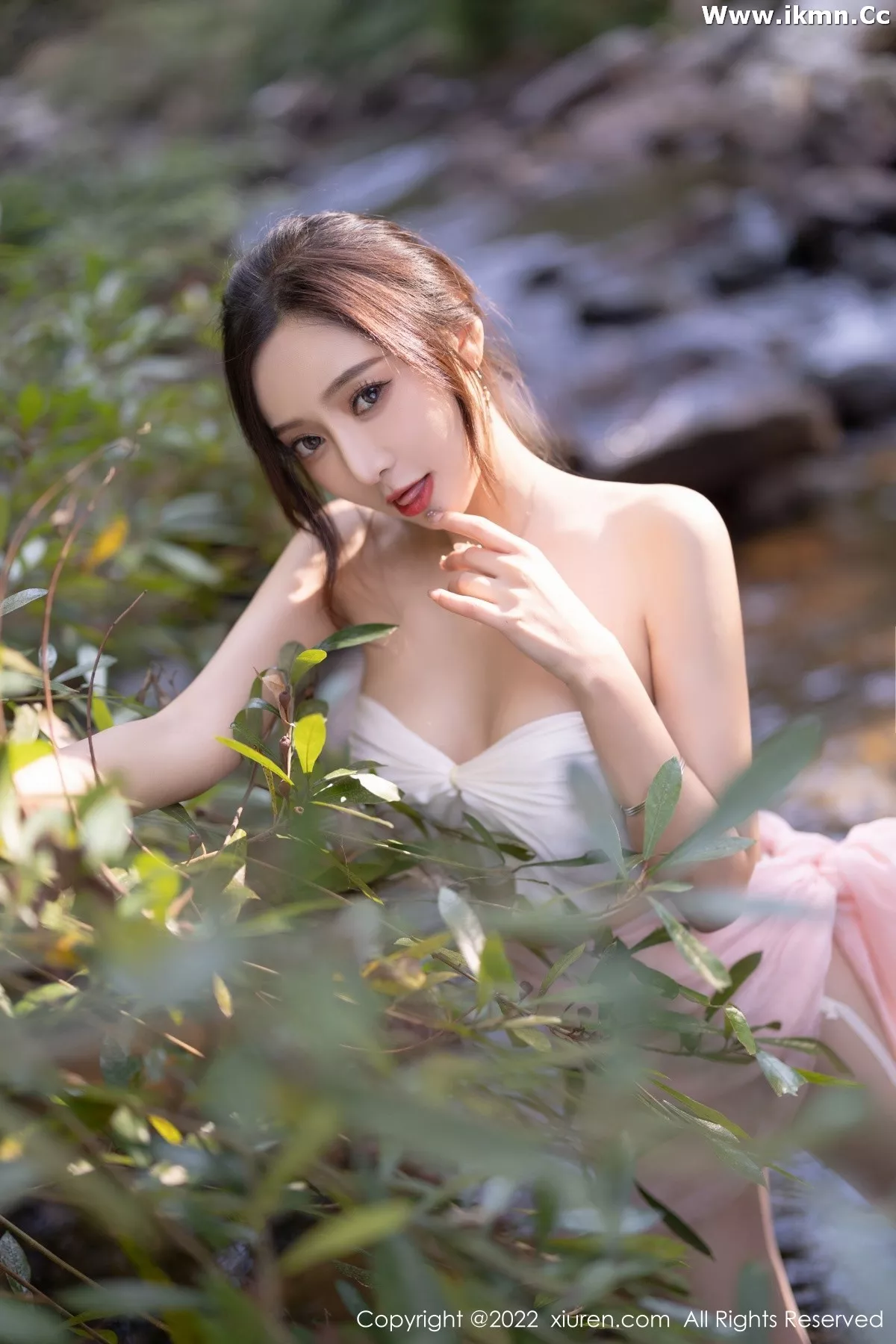 2kmn.vip_[XiuRen秀人网]No.4511_女神王馨瑶yanni户外小溪边淡色轻透服饰露火辣身材诱惑写真61P