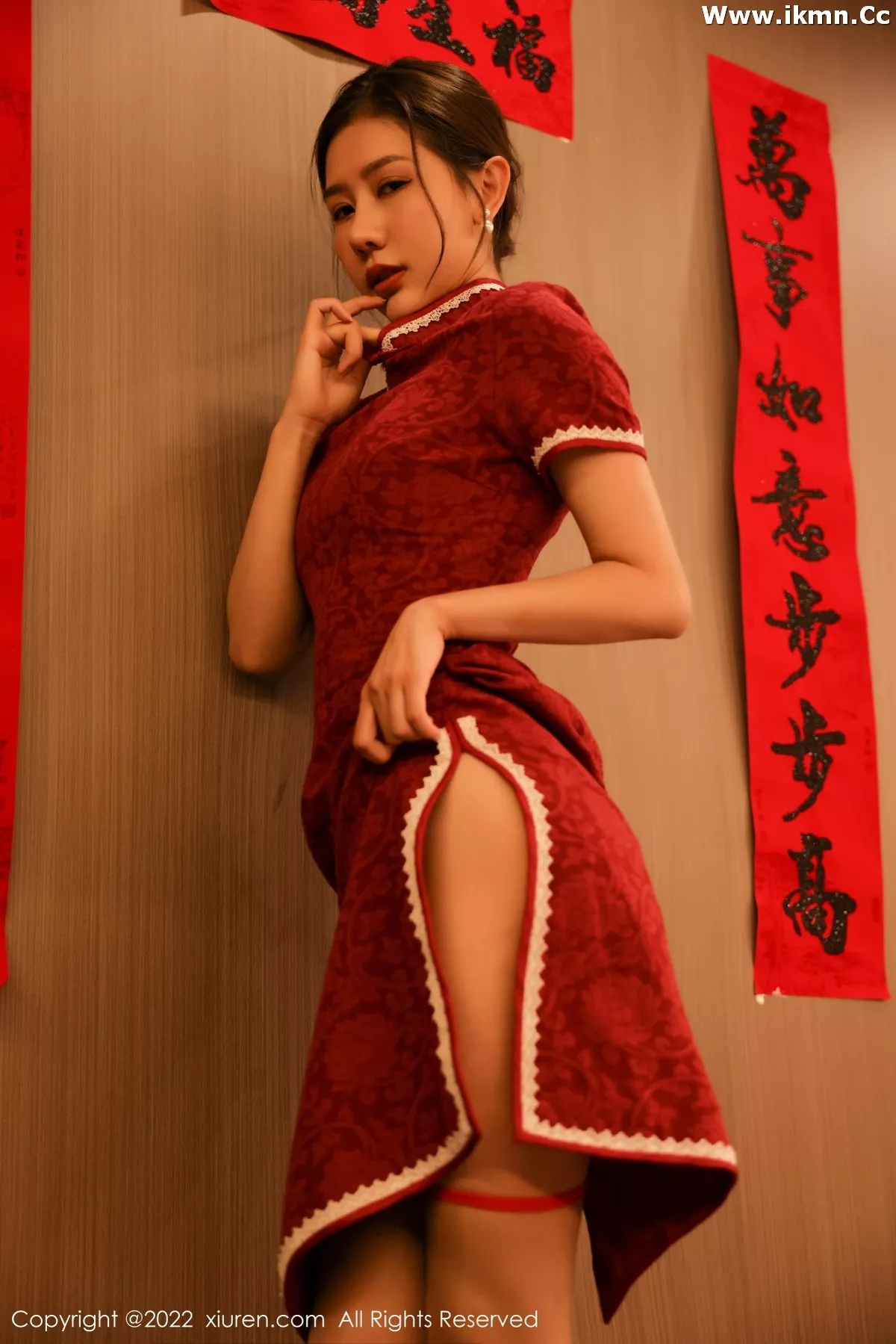 2kmn.vip_[XiuRen秀人网]No.4508_模特尹甜甜新年主题红色韵味旗袍半脱露豪乳遮点极致诱惑写真50P