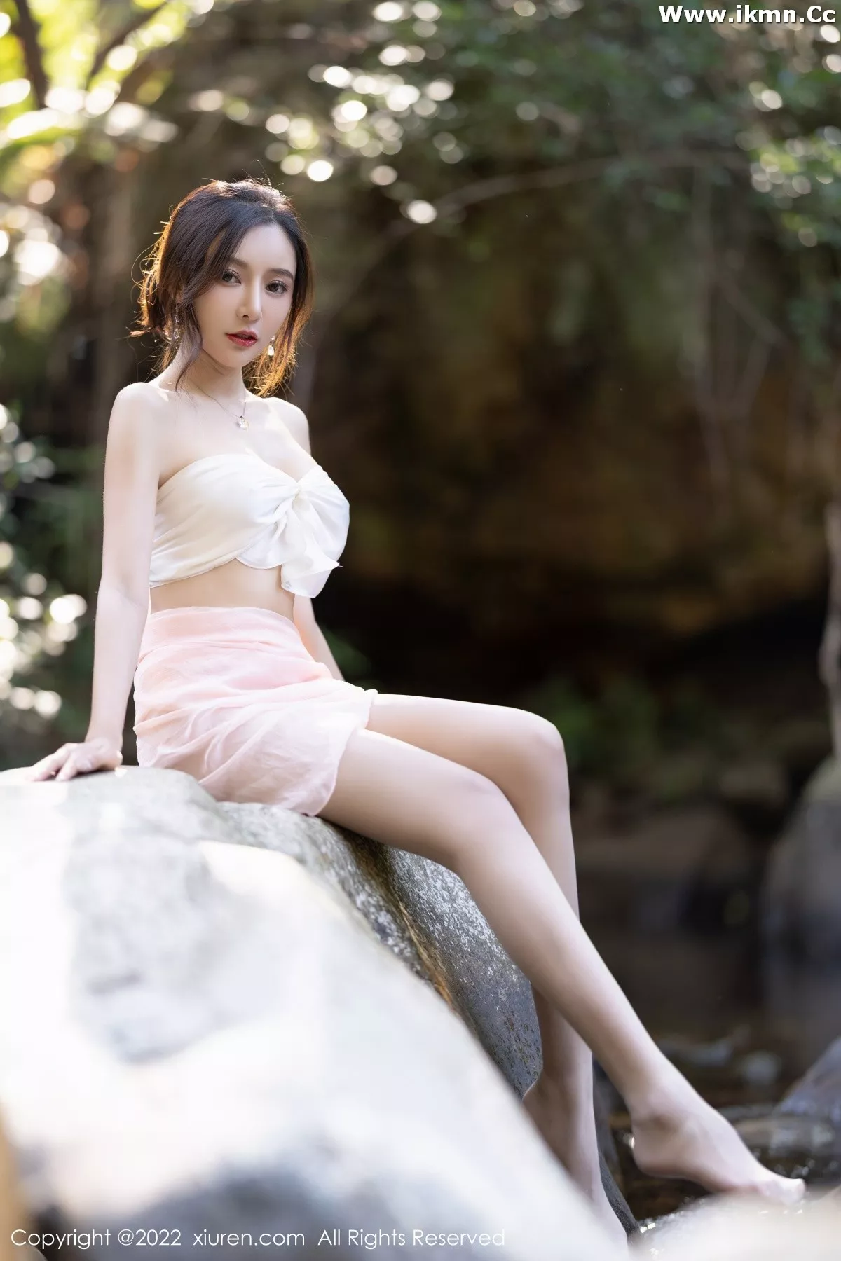 2kmn.vip_[XiuRen秀人网]No.4511_女神王馨瑶yanni户外小溪边淡色轻透服饰露火辣身材诱惑写真61P