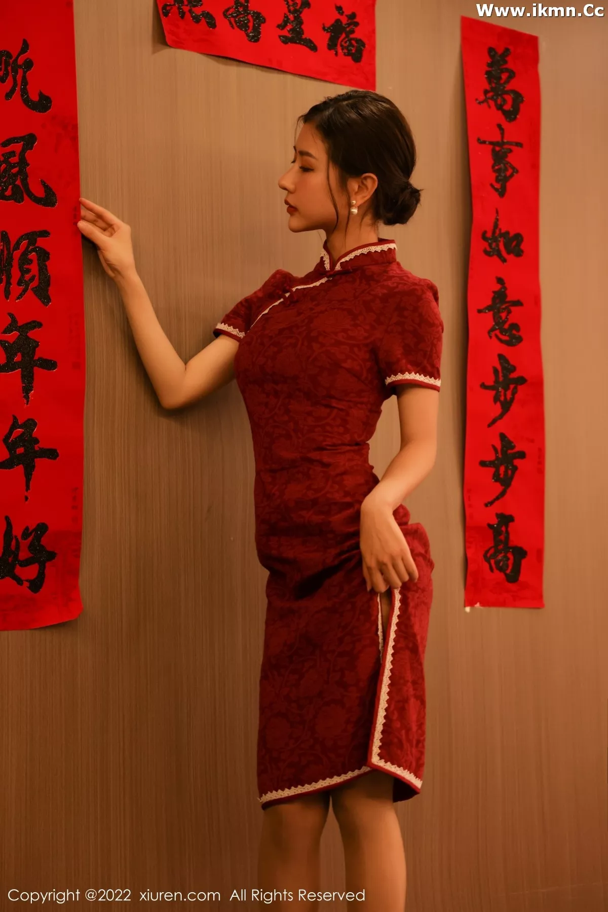 2kmn.vip_[XiuRen秀人网]No.4508_模特尹甜甜新年主题红色韵味旗袍半脱露豪乳遮点极致诱惑写真50P