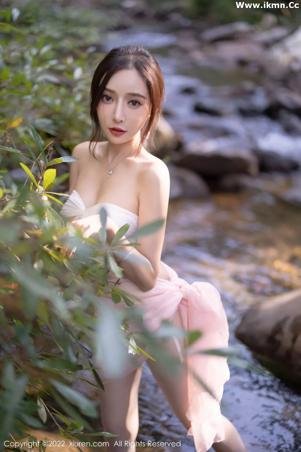 2kmn.vip_[XiuRen秀人网]No.4511_女神王馨瑶yanni户外小溪边淡色轻透服饰露火辣身材诱惑写真61P