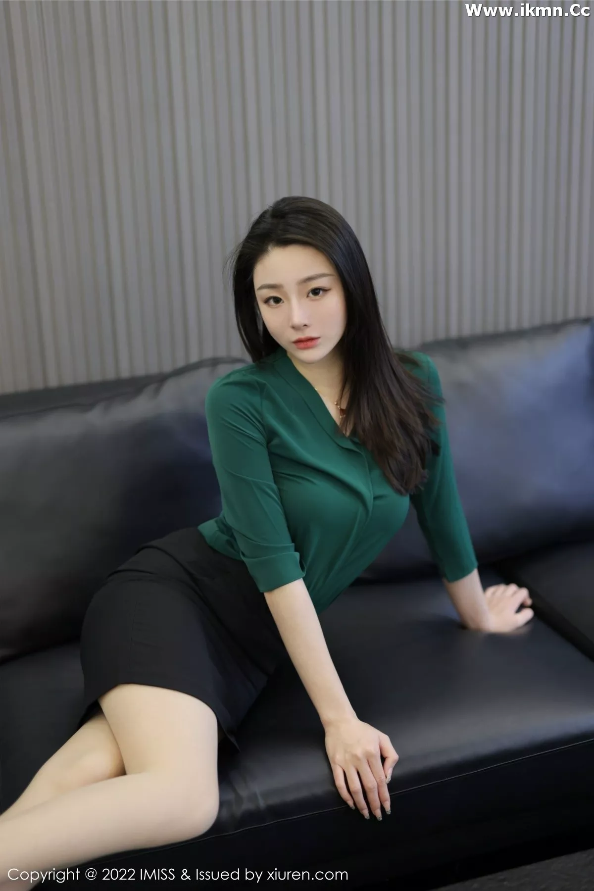 2kmn.vip_[IMISS爱蜜社]Vol.662_新人模特逗逗doudou性感绿色上衣配黑色短裙秀美腿诱惑写真53P