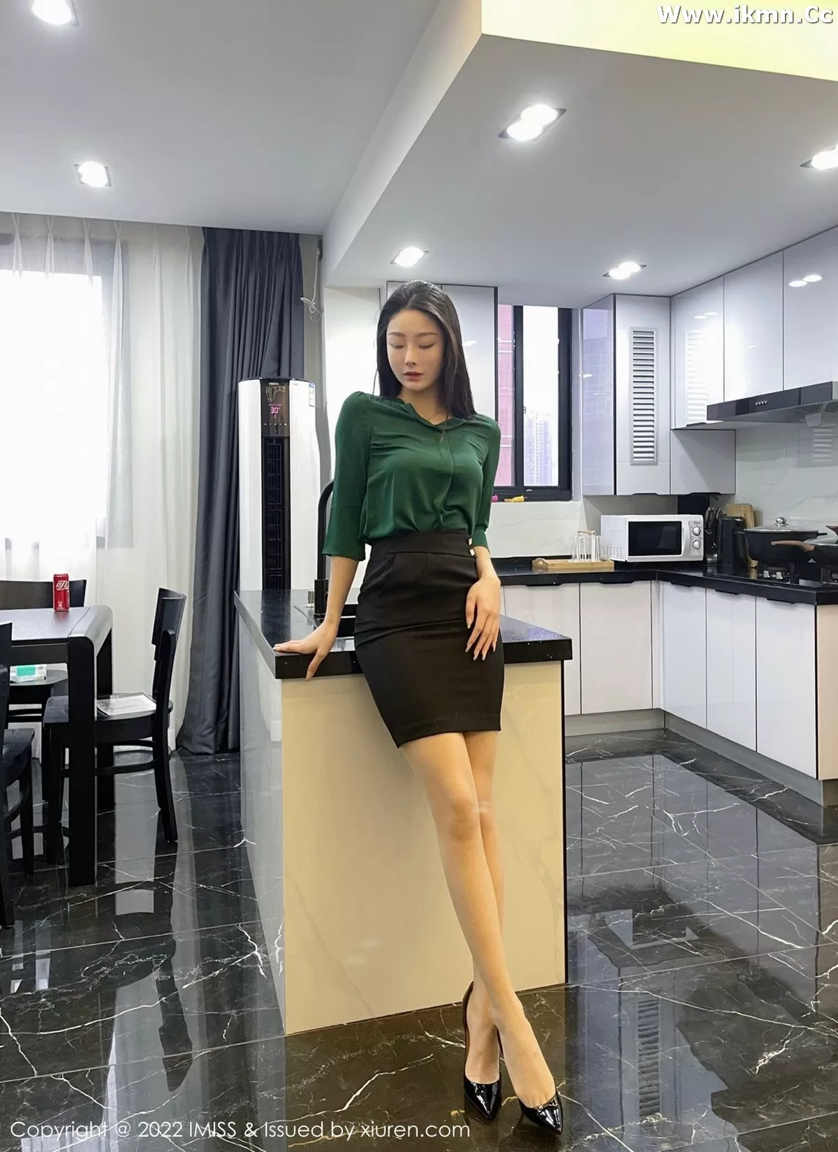 2kmn.vip_[IMISS爱蜜社]Vol.662_新人模特逗逗doudou性感绿色上衣配黑色短裙秀美腿诱惑写真53P