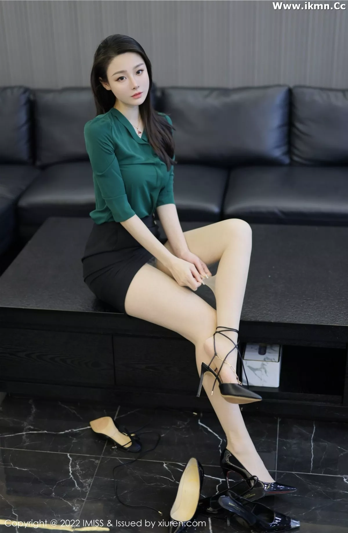 2kmn.vip_[IMISS爱蜜社]Vol.662_新人模特逗逗doudou性感绿色上衣配黑色短裙秀美腿诱惑写真53P