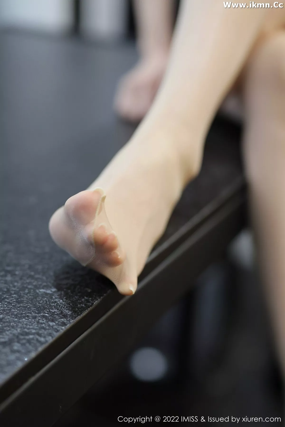 2kmn.vip_[IMISS爱蜜社]Vol.662_新人模特逗逗doudou性感绿色上衣配黑色短裙秀美腿诱惑写真53P