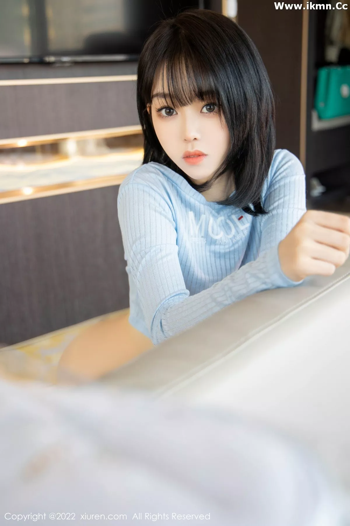 2kmn.vip_[XiuRen秀人网]No.4584_模特奶瓶蓝色外套配牛仔裤私房半脱秀浑圆翘臀极致诱惑写真94P