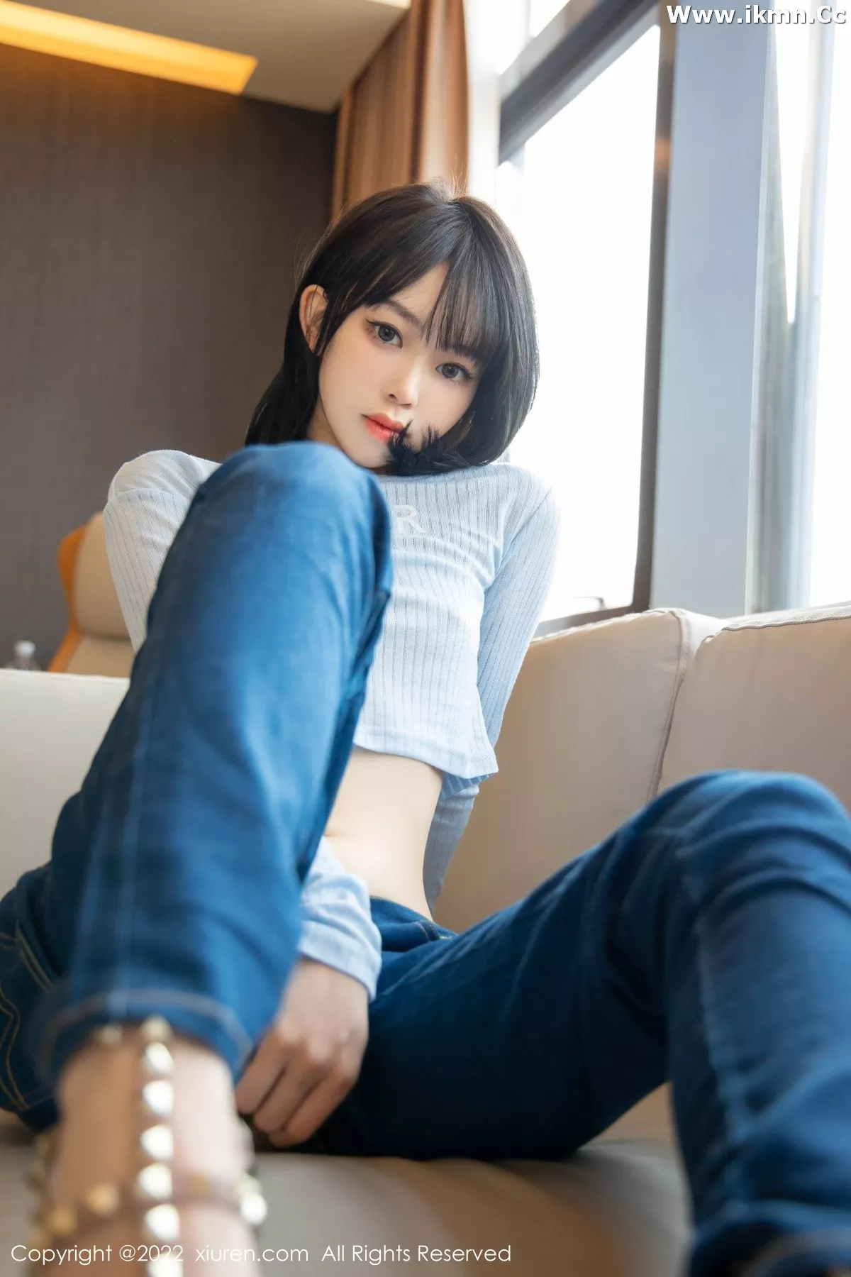 2kmn.vip_[XiuRen秀人网]No.4584_模特奶瓶蓝色外套配牛仔裤私房半脱秀浑圆翘臀极致诱惑写真94P