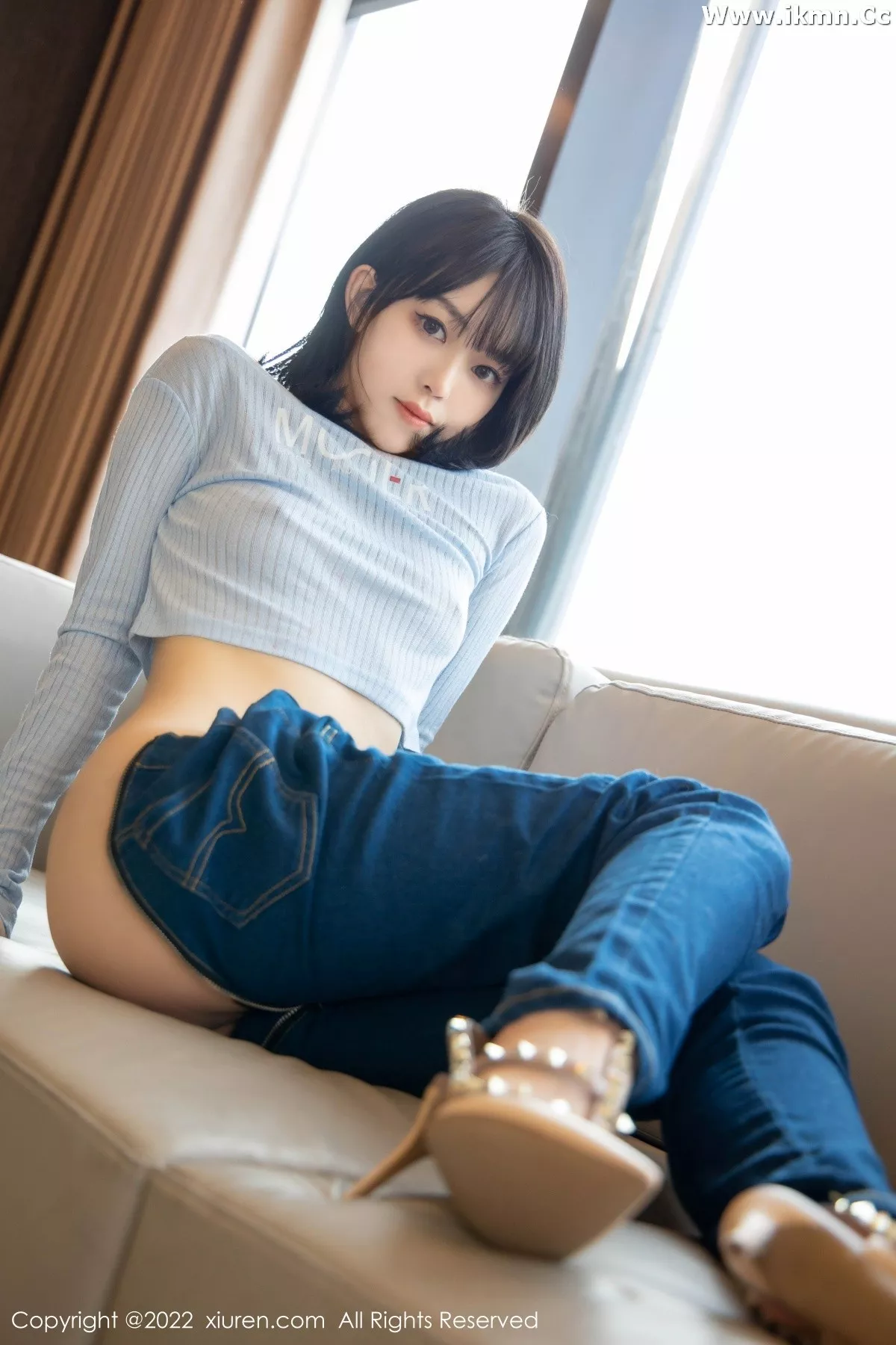 2kmn.vip_[XiuRen秀人网]No.4584_模特奶瓶蓝色外套配牛仔裤私房半脱秀浑圆翘臀极致诱惑写真94P