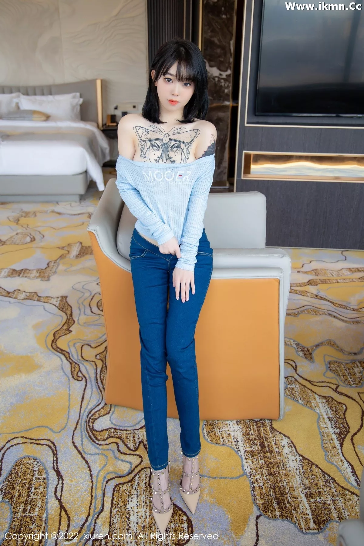2kmn.vip_[XiuRen秀人网]No.4584_模特奶瓶蓝色外套配牛仔裤私房半脱秀浑圆翘臀极致诱惑写真94P