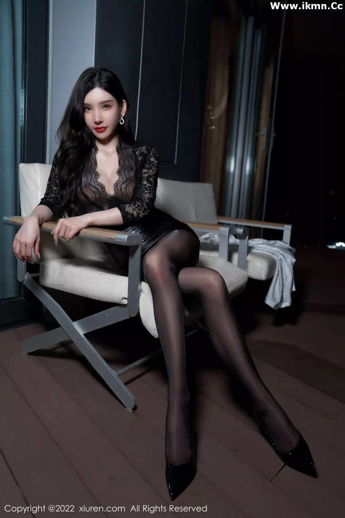 2kmn.vip_[XiuRen秀人网]No.4641_女神周于希Sally三亚旅拍黑色轻透上衣配无内黑丝秀翘臀诱惑写真86P