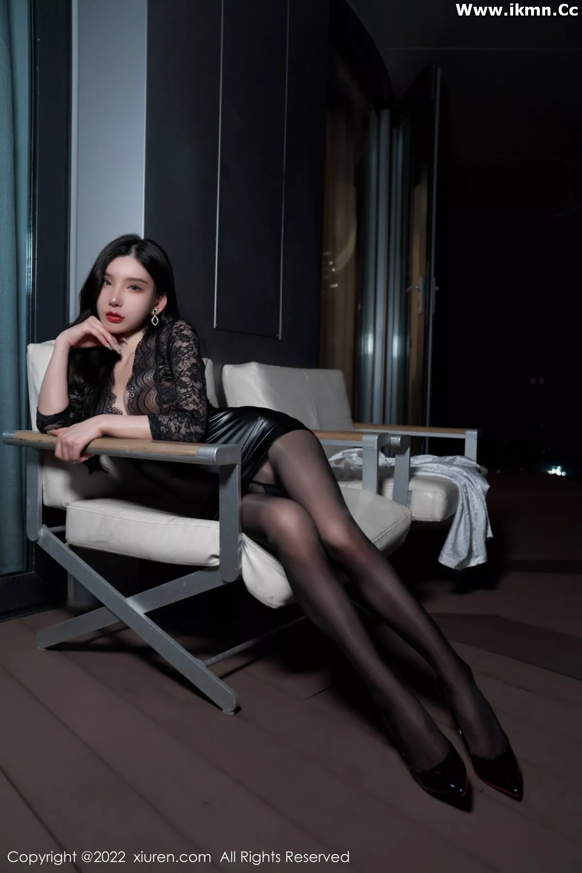 2kmn.vip_[XiuRen秀人网]No.4641_女神周于希Sally三亚旅拍黑色轻透上衣配无内黑丝秀翘臀诱惑写真86P