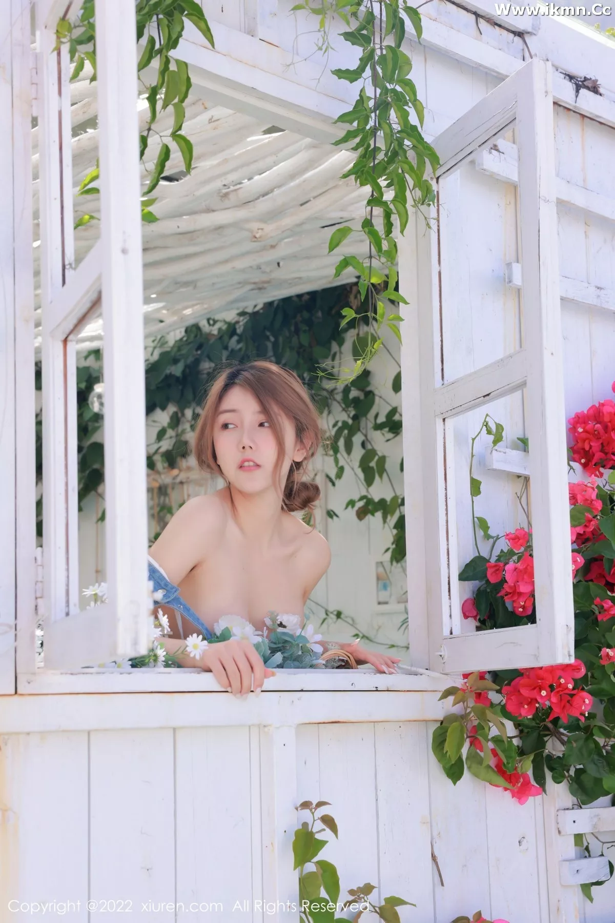 2kmn.vip_[XiuRen秀人网]No.4922_新人模特Sugar糖酒酒户外性感真空牛仔吊带侧露豪乳诱惑写真61P