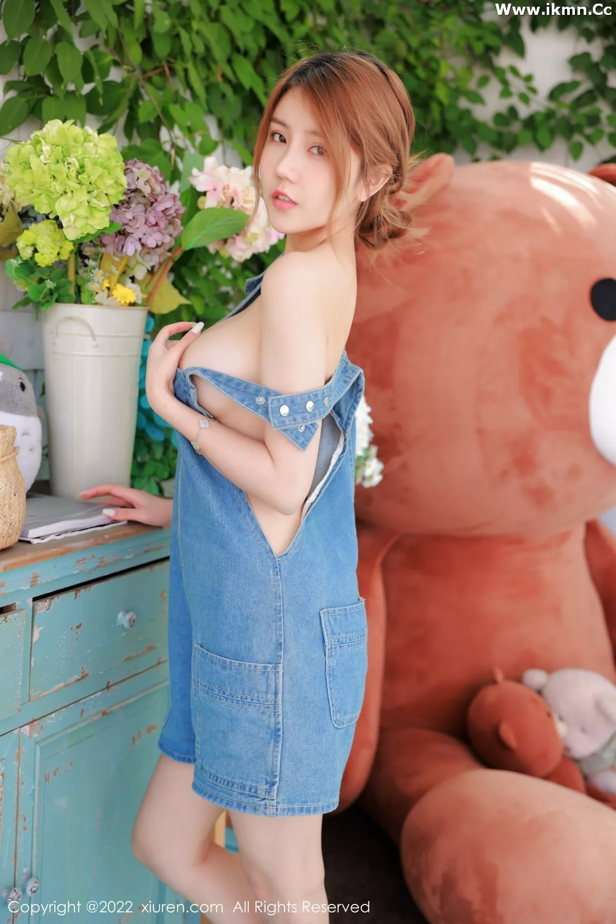 2kmn.vip_[XiuRen秀人网]No.4922_新人模特Sugar糖酒酒户外性感真空牛仔吊带侧露豪乳诱惑写真61P