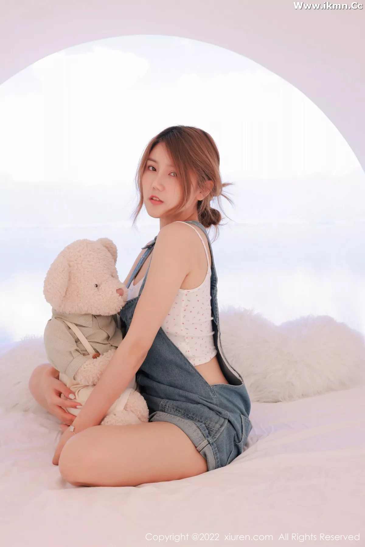 2kmn.vip_[XiuRen秀人网]No.4922_新人模特Sugar糖酒酒户外性感真空牛仔吊带侧露豪乳诱惑写真61P