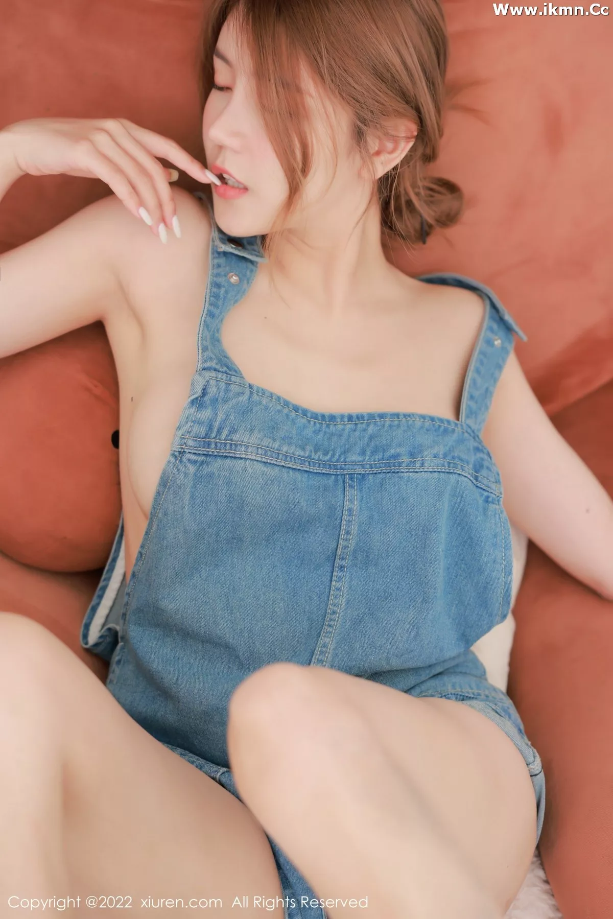 2kmn.vip_[XiuRen秀人网]No.4922_新人模特Sugar糖酒酒户外性感真空牛仔吊带侧露豪乳诱惑写真61P