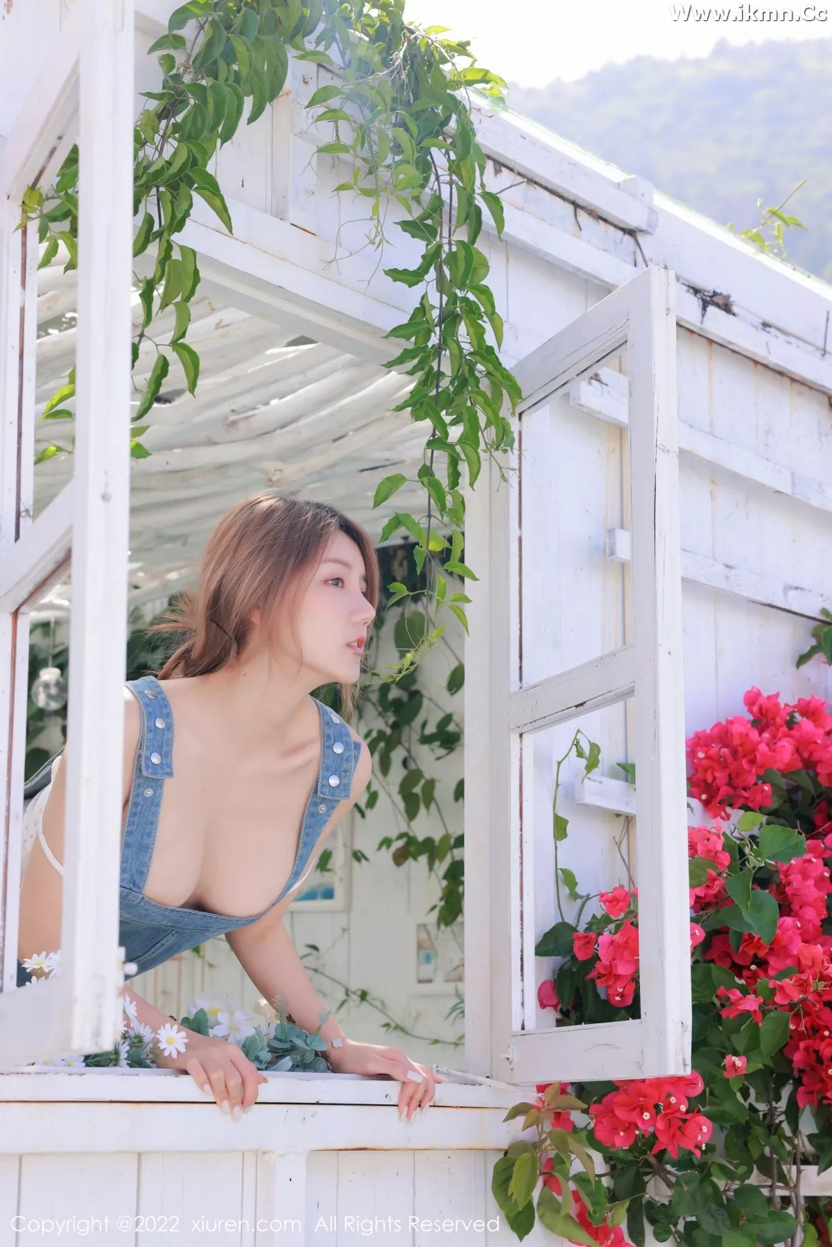 2kmn.vip_[XiuRen秀人网]No.4922_新人模特Sugar糖酒酒户外性感真空牛仔吊带侧露豪乳诱惑写真61P