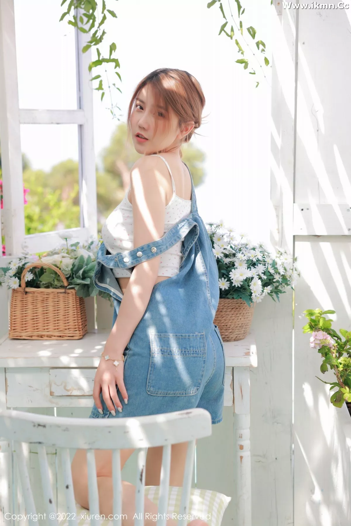 2kmn.vip_[XiuRen秀人网]No.4922_新人模特Sugar糖酒酒户外性感真空牛仔吊带侧露豪乳诱惑写真61P