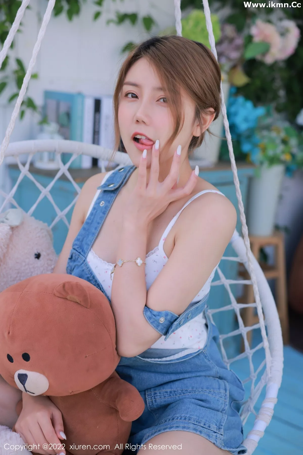 2kmn.vip_[XiuRen秀人网]No.4922_新人模特Sugar糖酒酒户外性感真空牛仔吊带侧露豪乳诱惑写真61P