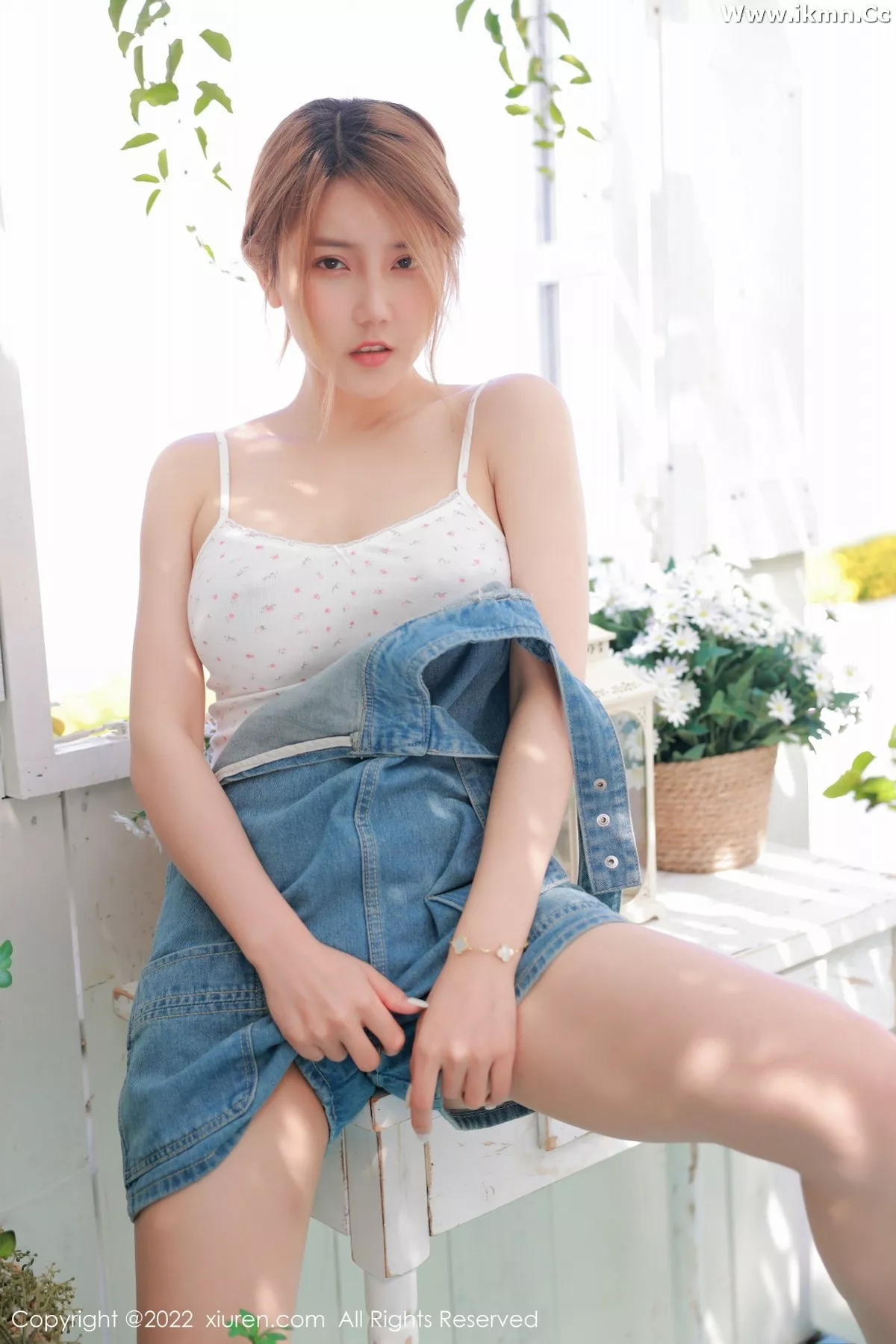 2kmn.vip_[XiuRen秀人网]No.4922_新人模特Sugar糖酒酒户外性感真空牛仔吊带侧露豪乳诱惑写真61P