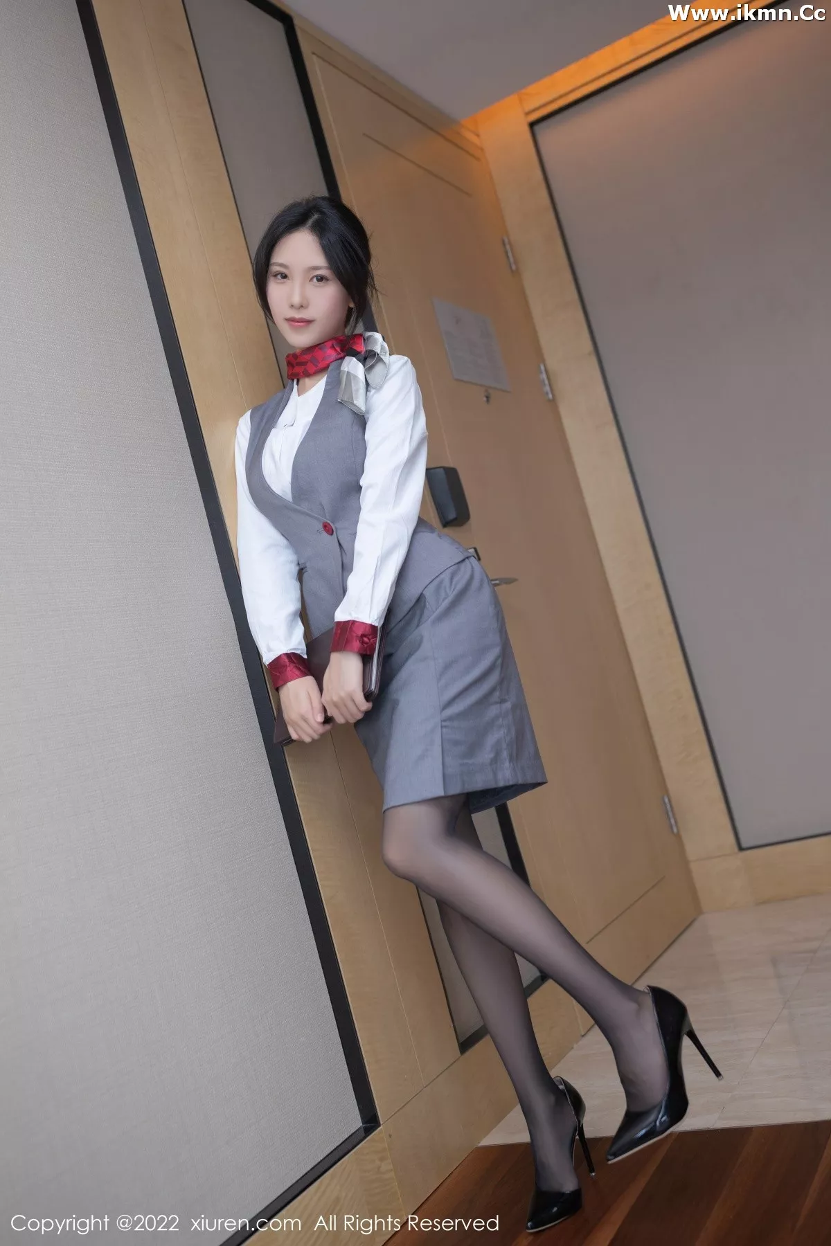 2kmn.vip_[XiuRen秀人网]No.5027_模特利世空姐制服主题性感白T配超薄黑丝露蕾丝内衣诱惑写真83P