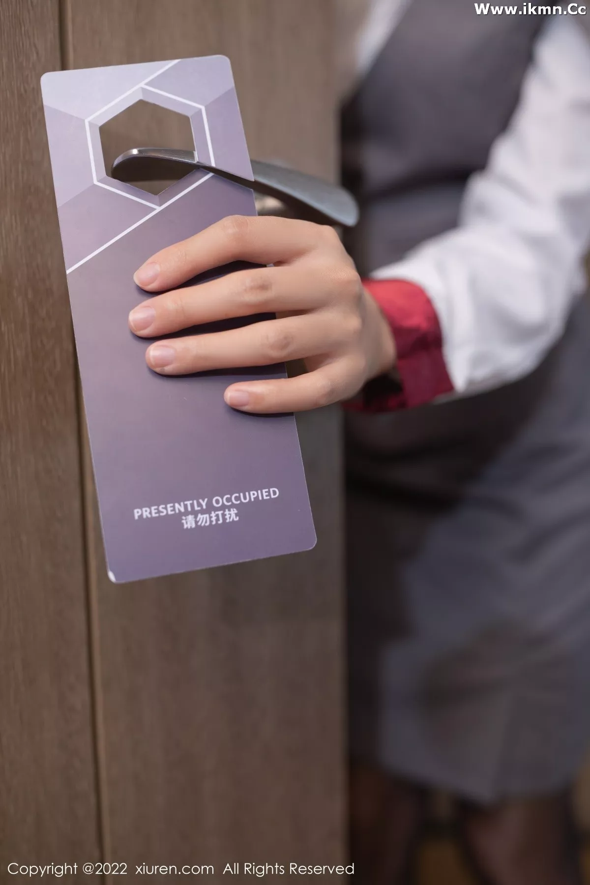 2kmn.vip_[XiuRen秀人网]No.5027_模特利世空姐制服主题性感白T配超薄黑丝露蕾丝内衣诱惑写真83P