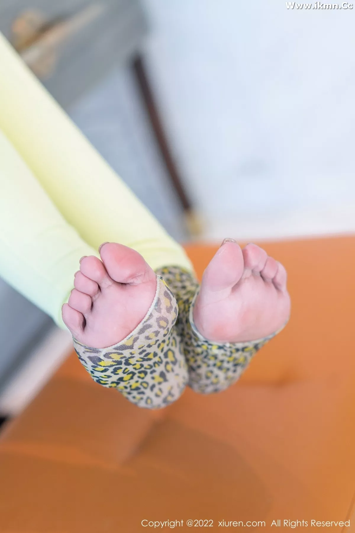 2kmn.vip_[XiuRen秀人网]No.5113_模特允爾私房脱黄色收身服饰露豹纹连体衣秀丰满身材诱惑写真60P