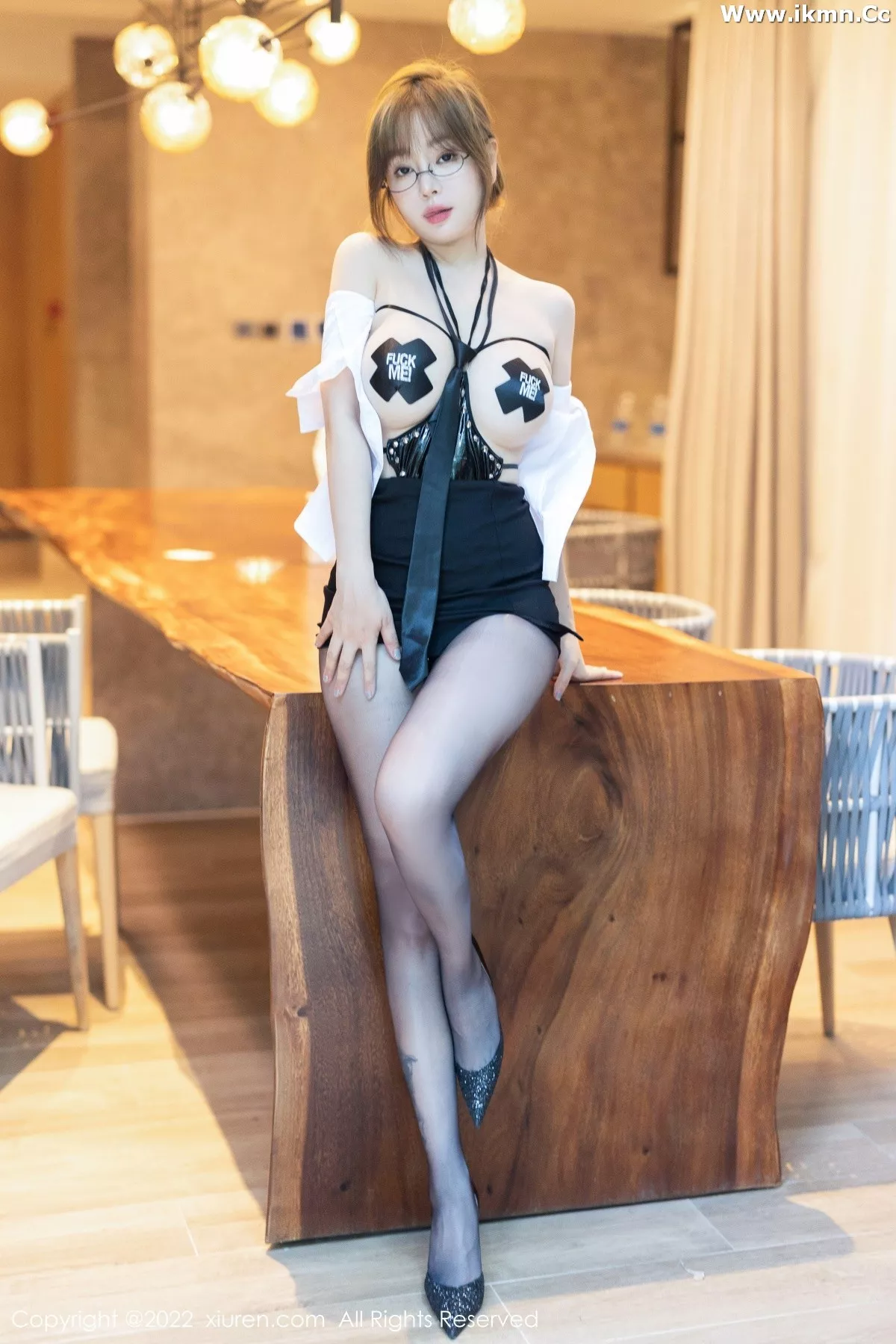 2kmn.vip_[XiuRen秀人网]No.5417_女神王雨纯海南旅拍性感白T配黑短裙露黑色情趣内衣诱惑写真73P