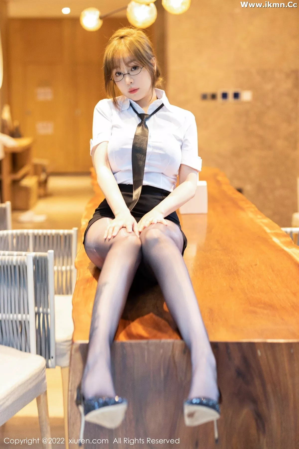 2kmn.vip_[XiuRen秀人网]No.5417_女神王雨纯海南旅拍性感白T配黑短裙露黑色情趣内衣诱惑写真73P