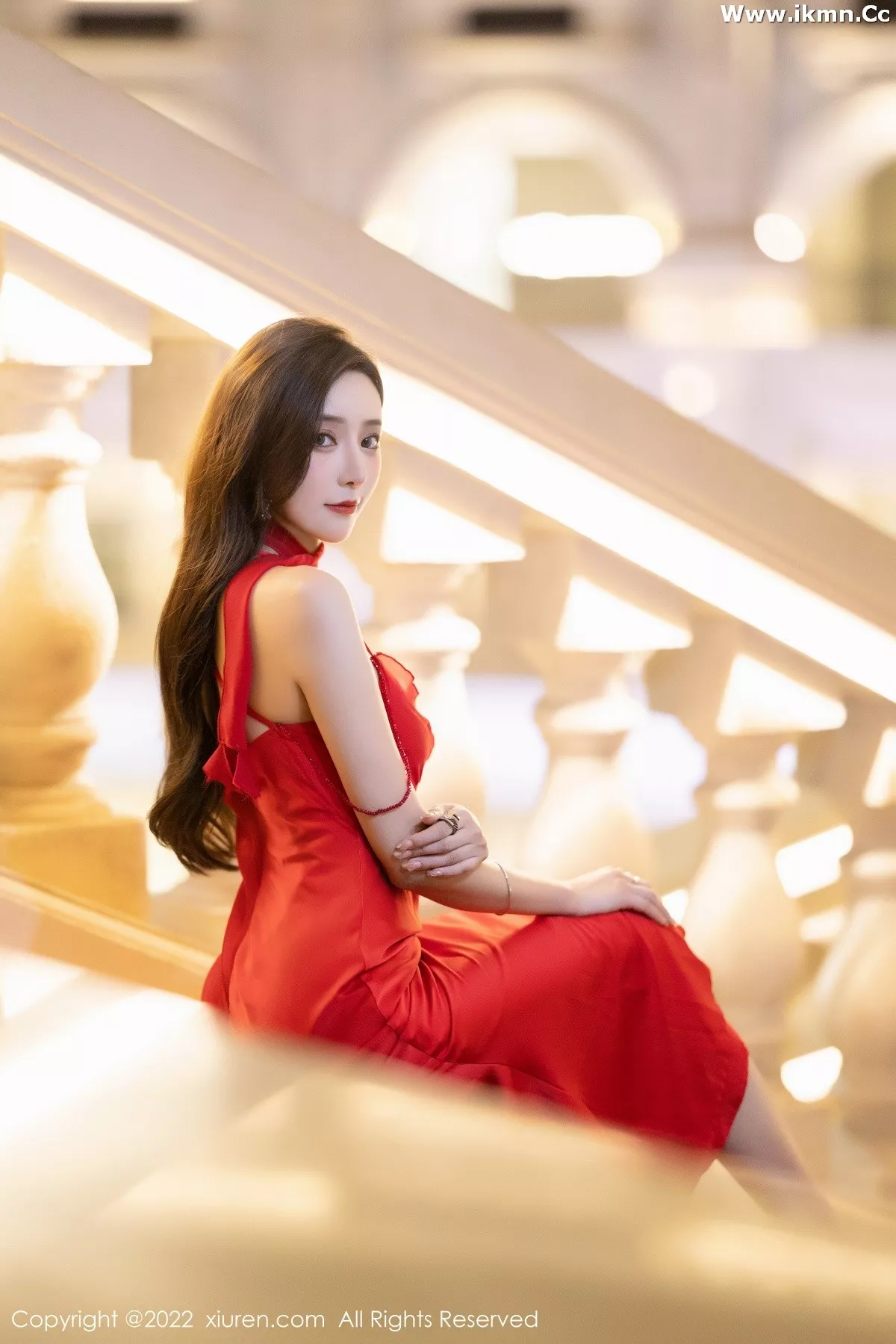 2kmn.vip_[XiuRen秀人网]No.5470_女神王馨瑶yanni脱性感红色礼裙露金色条纹内衣完美诱惑写真78P