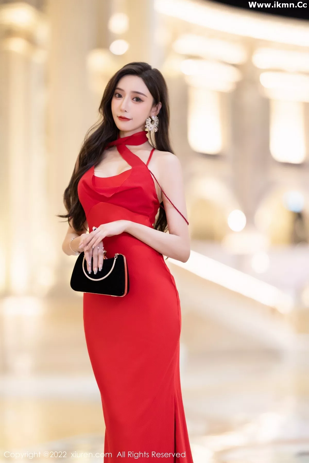 2kmn.vip_[XiuRen秀人网]No.5470_女神王馨瑶yanni脱性感红色礼裙露金色条纹内衣完美诱惑写真78P