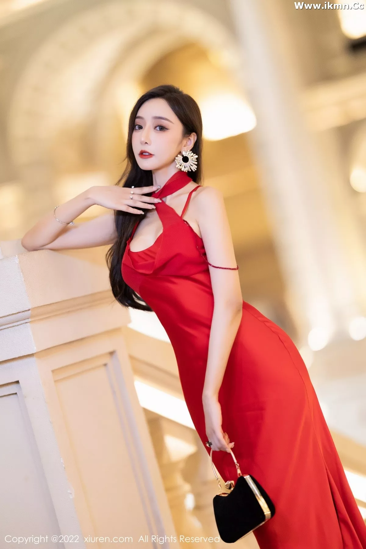 2kmn.vip_[XiuRen秀人网]No.5470_女神王馨瑶yanni脱性感红色礼裙露金色条纹内衣完美诱惑写真78P