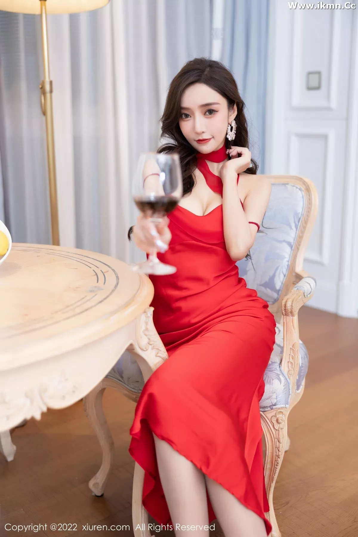 2kmn.vip_[XiuRen秀人网]No.5470_女神王馨瑶yanni脱性感红色礼裙露金色条纹内衣完美诱惑写真78P