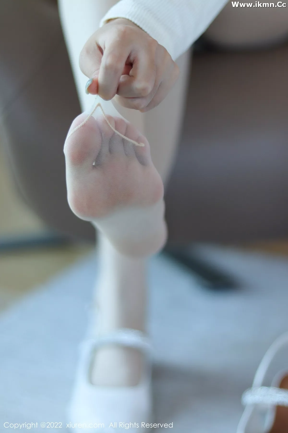 2kmn.vip_[XiuRen秀人网]No.5598_模特玥儿玥er香格里拉旅拍性感米色上衣配原色丝袜迷人诱惑写真57P