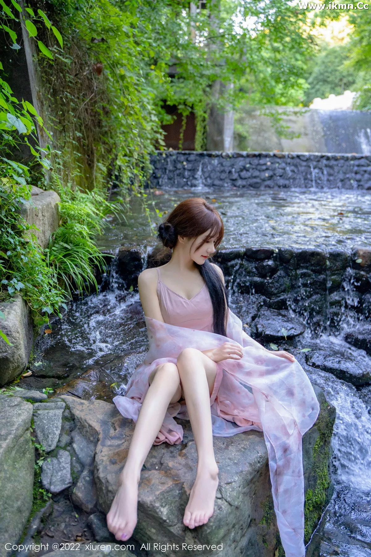 2kmn.vip_[XiuRen秀人网]No.5690_模特婠婠么户外拍摄性感淡紫色吊带裙秀曼妙身材靓丽迷人写真81P