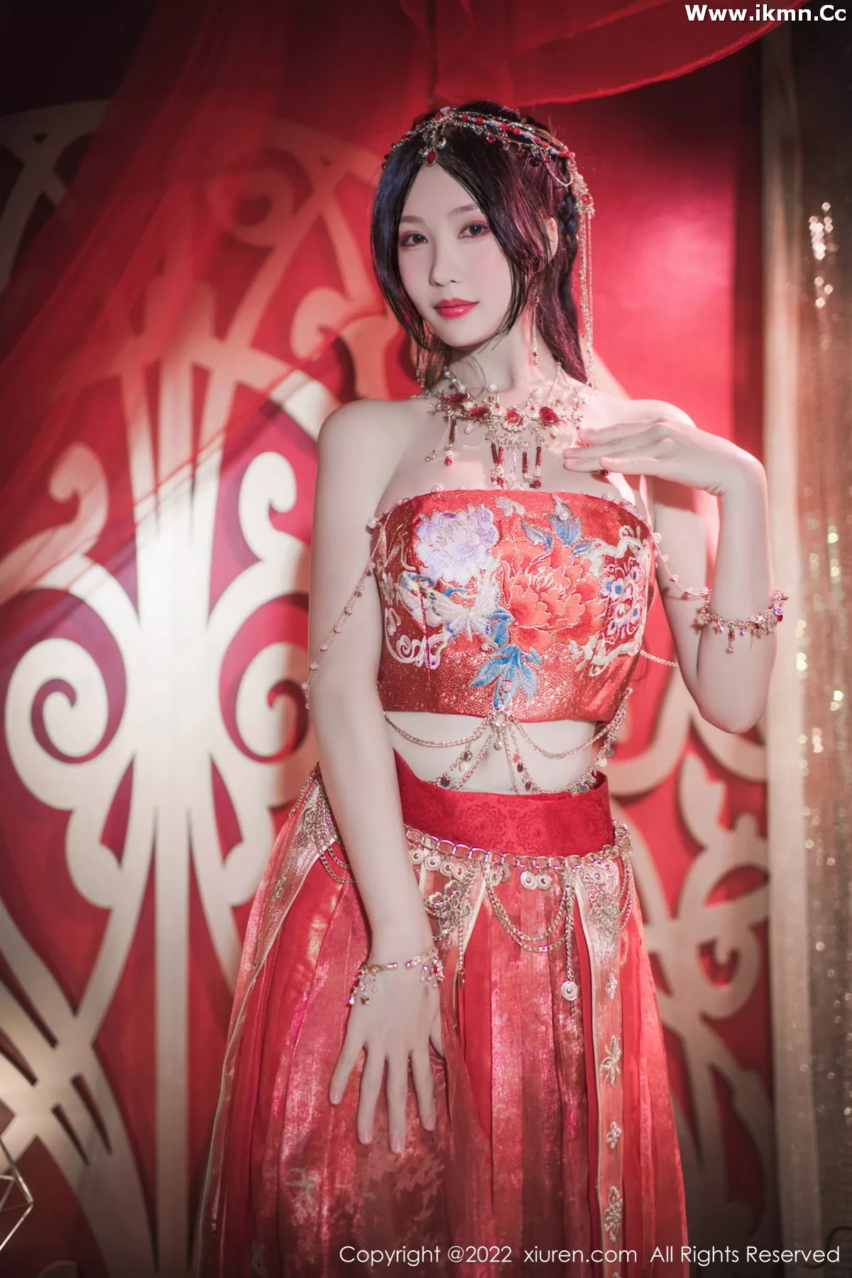 2kmn.vip_[XiuRen秀人网]No.5699_模特利世性感西域舞娘扮演红色薄纱连衣裙秀曼妙身姿诱惑写真63P