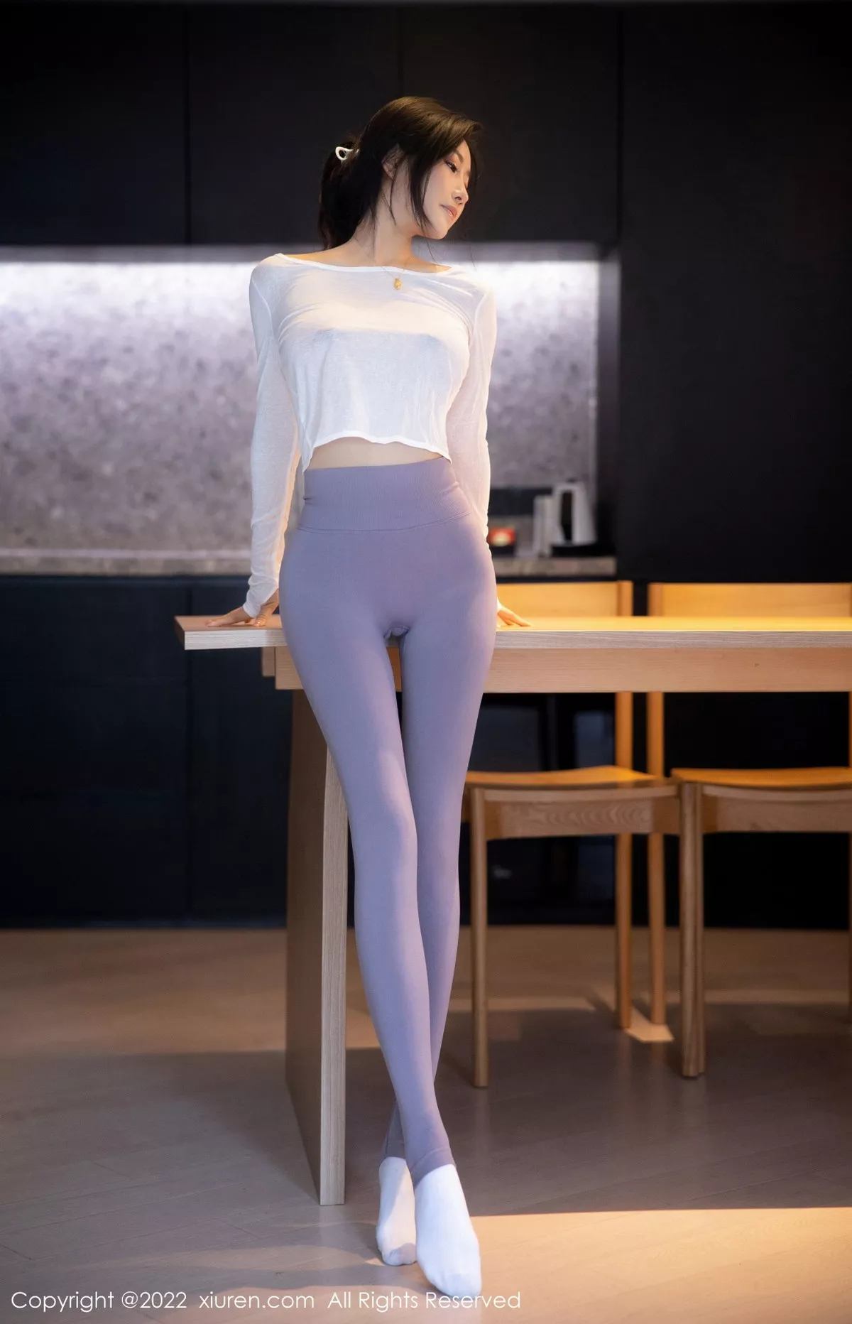 2kmn.vip_[XiuRen秀人网]No.5799_新人模特苏苏阿白上衣配灰色瑜伽裤秀曼妙绝美姿态撩人诱惑写真93P