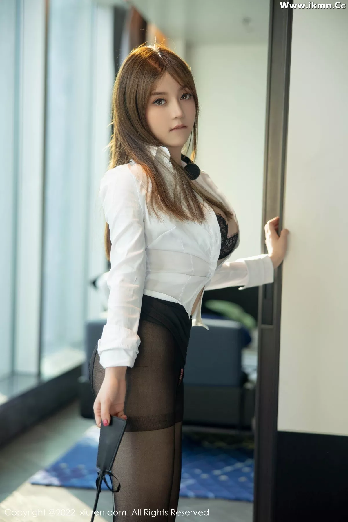 2kmn.vip_[XiuRen秀人网]No.5835_模特豆瓣酱捆绑拍摄性感白T配黑短裙露黑色内衣迷人诱惑写真101P