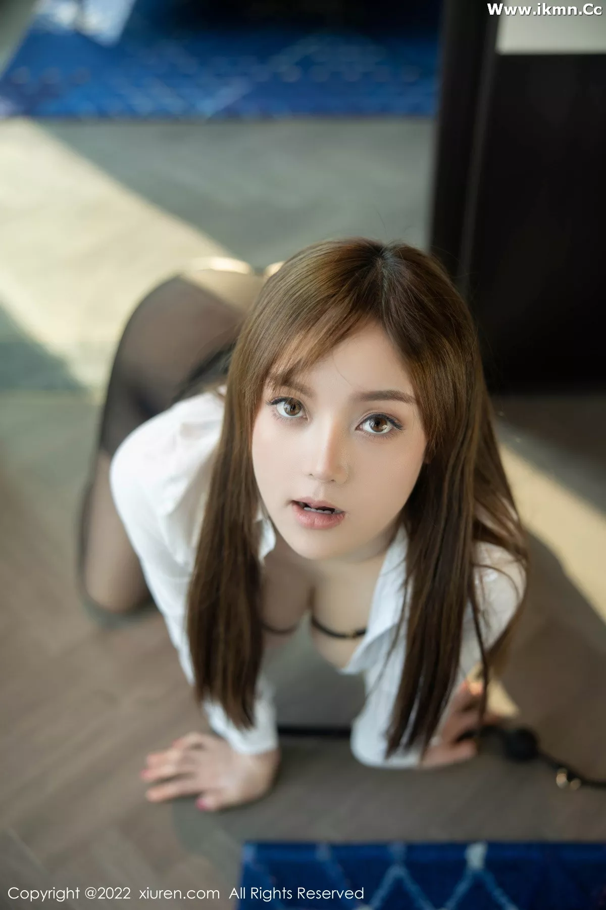 2kmn.vip_[XiuRen秀人网]No.5835_模特豆瓣酱捆绑拍摄性感白T配黑短裙露黑色内衣迷人诱惑写真101P