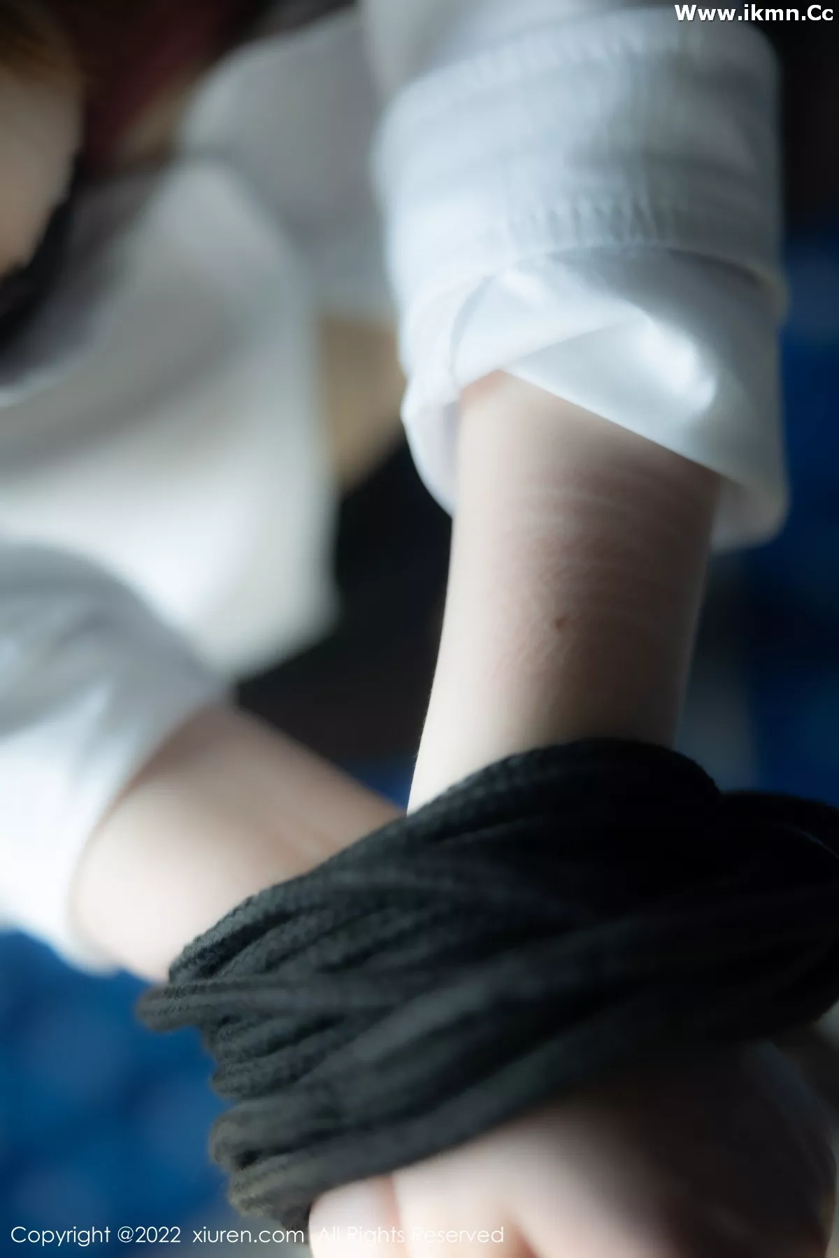 2kmn.vip_[XiuRen秀人网]No.5835_模特豆瓣酱捆绑拍摄性感白T配黑短裙露黑色内衣迷人诱惑写真101P