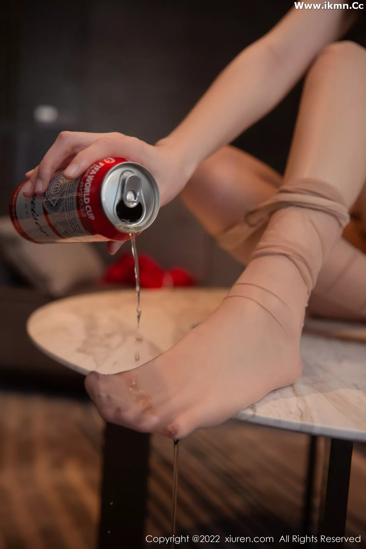 2kmn.vip_[XiuRen秀人网]No.5836_模特是小逗逗醉酒主题白色轻透收身上衣配红短裙迷人诱惑写真80P