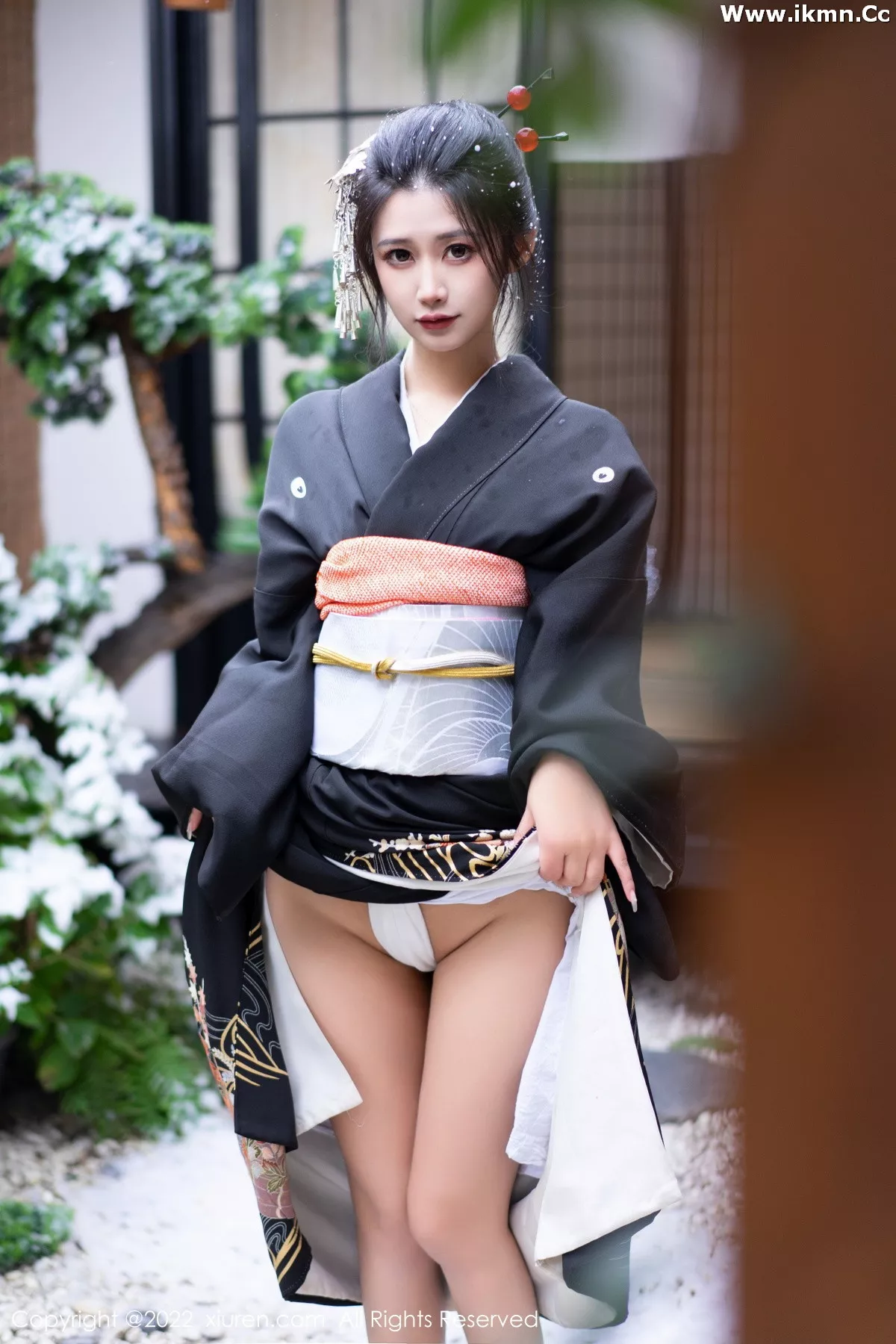 2kmn.vip_[XiuRen秀人网]No.5932_模特laura阿姣性感深色日式和服半脱秀柔美身材迷人诱惑写真74P